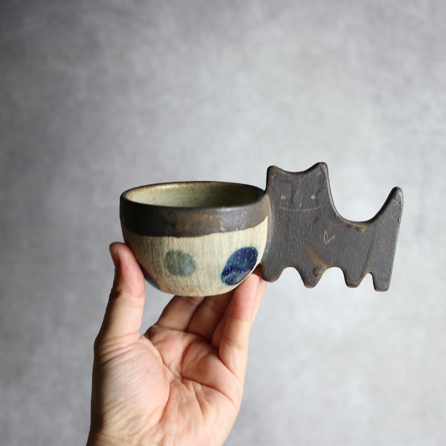 シーサー 黒とベージュ 陶器 約15cm シーサー 黒とベージュ 陶器 約15cm