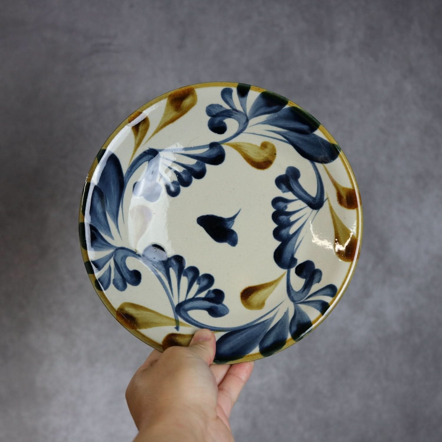 7寸皿 飴 呉須 唐草 やちむん 陶器 陶眞窯 やちむん 陶器.