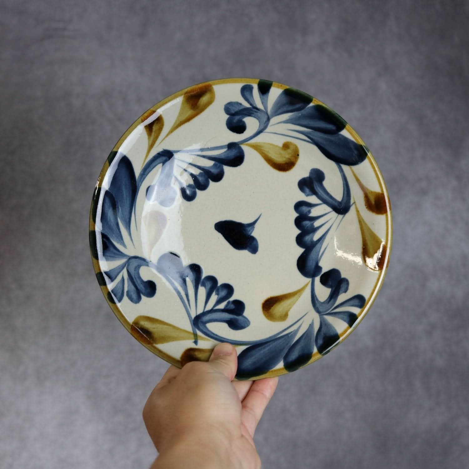 7寸皿 飴 呉須 唐草 やちむん 陶器 陶眞窯 やちむん 陶器.