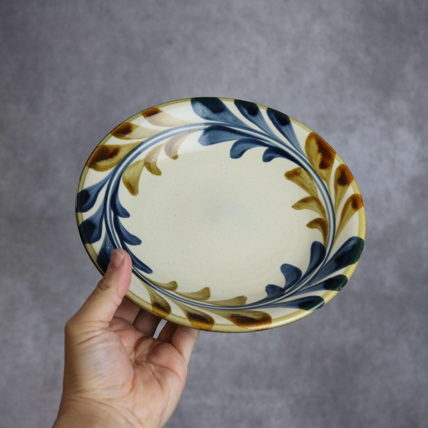 7寸皿 デイゴ唐草 やちむん 陶器 陶眞窯 やちむん 陶器.