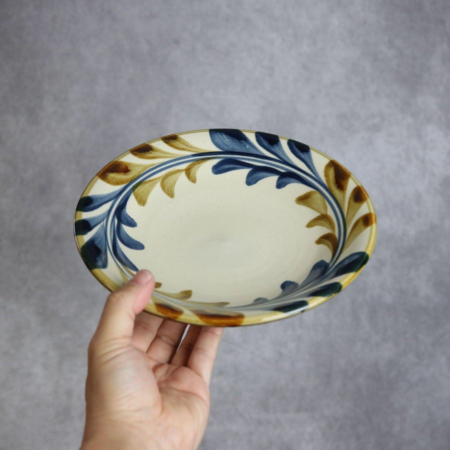 7寸皿 デイゴ唐草 やちむん 陶器 陶眞窯 やちむん 陶器.