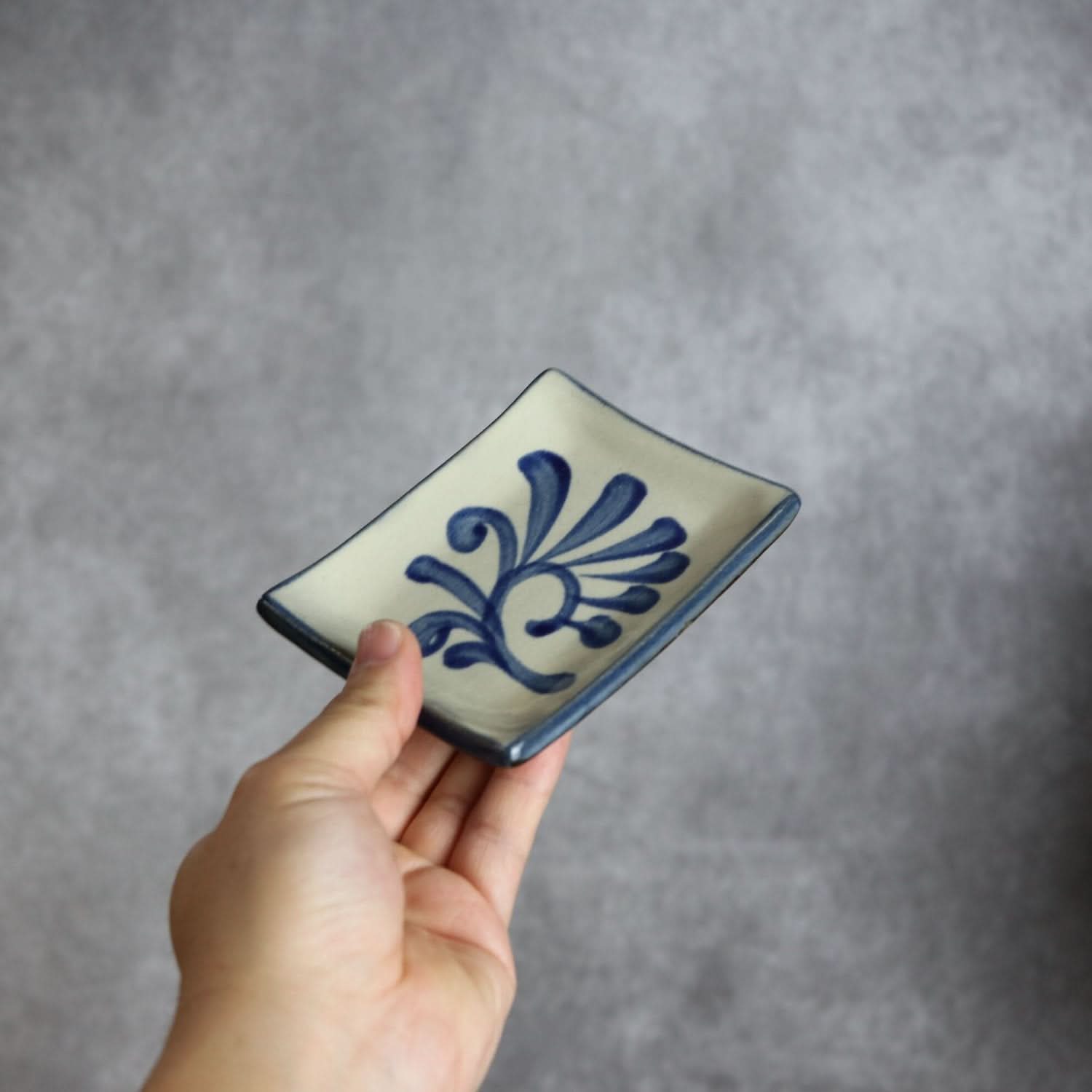 長角皿 口8.5×12 コバルト唐草 やちむん 陶器 陶眞窯 やちむん 陶器.