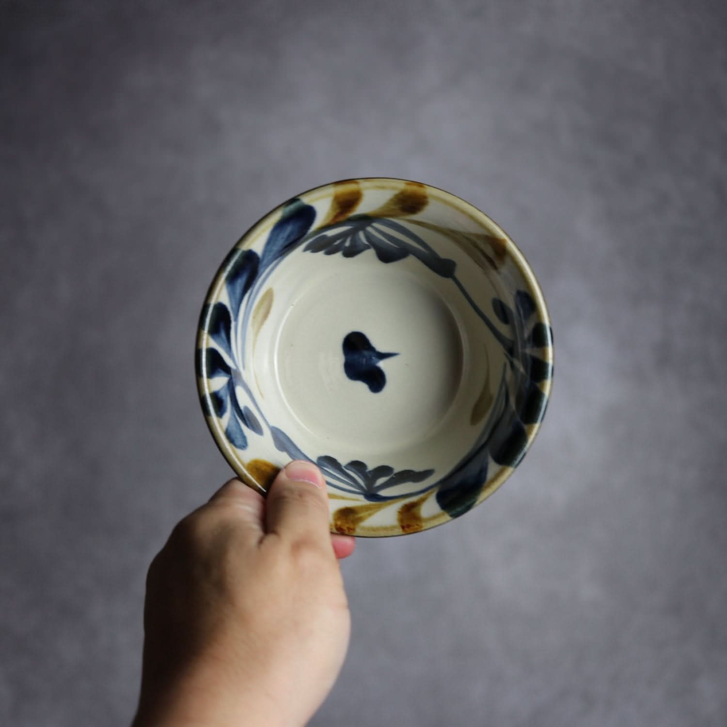 4寸鉢 飴 呉須 唐草 やちむん 陶器 陶眞窯 やちむん 陶器.