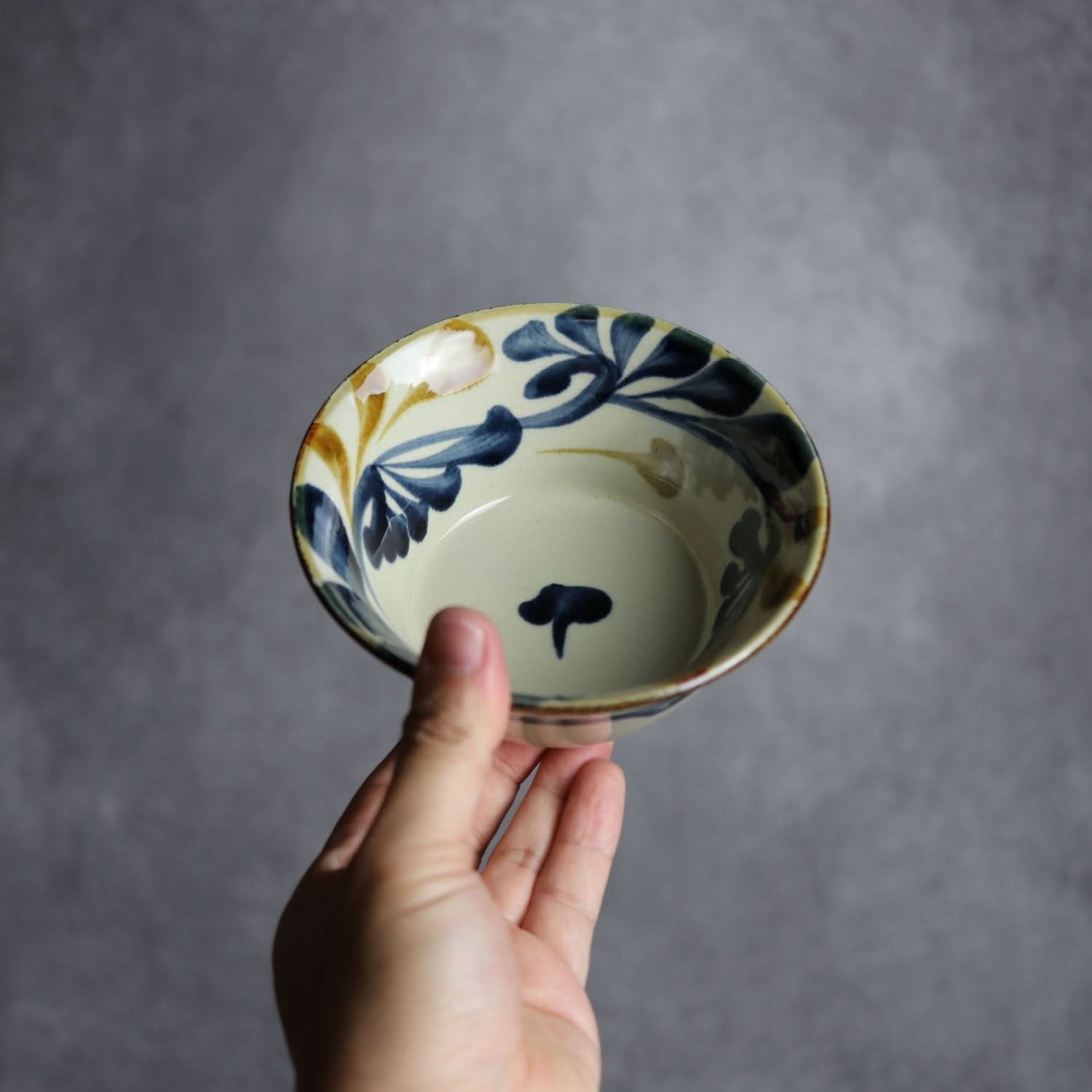 4寸鉢 飴 呉須 唐草 やちむん 陶器 陶眞窯 やちむん 陶器.