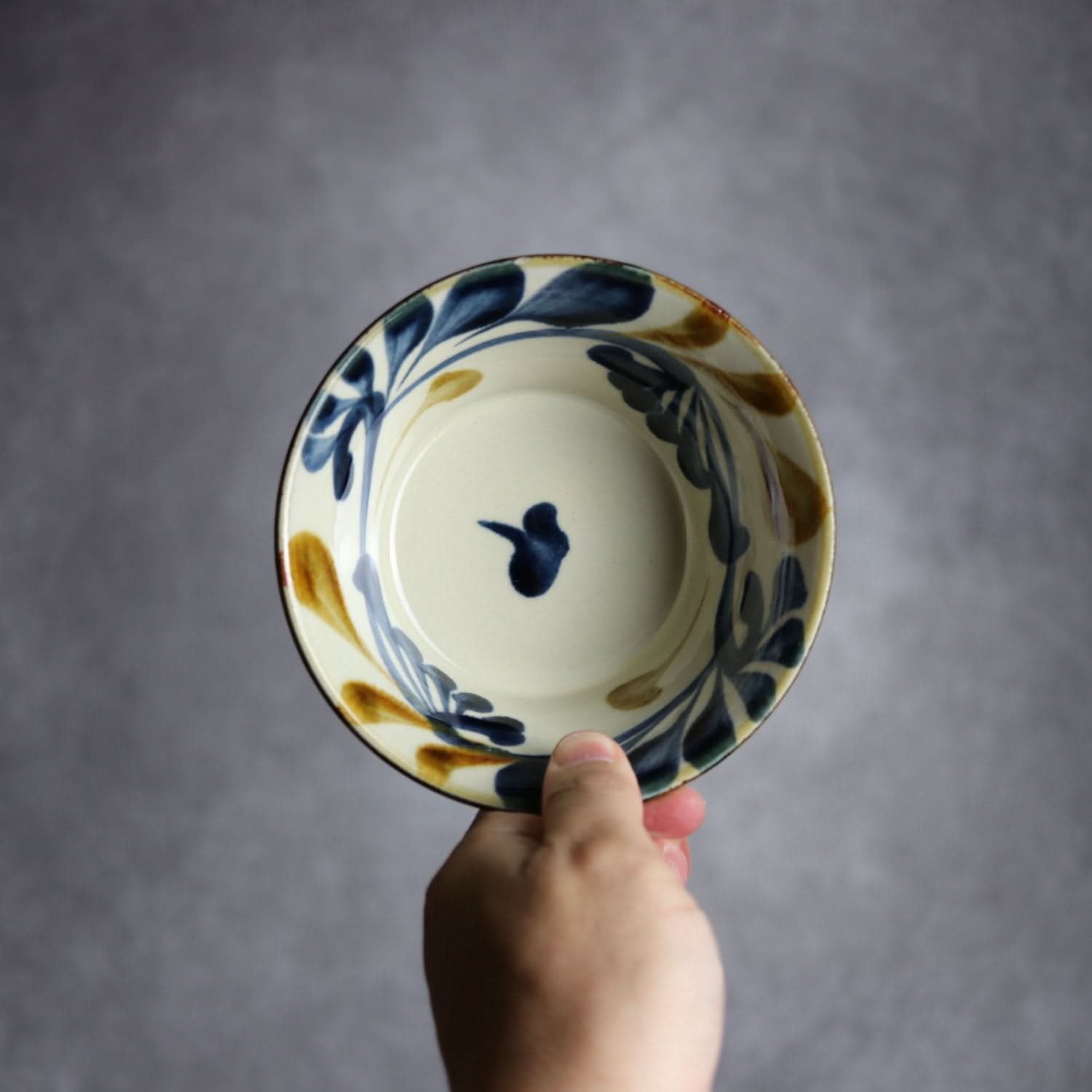 4寸鉢 飴 呉須 唐草 やちむん 陶器 陶眞窯 やちむん 陶器.