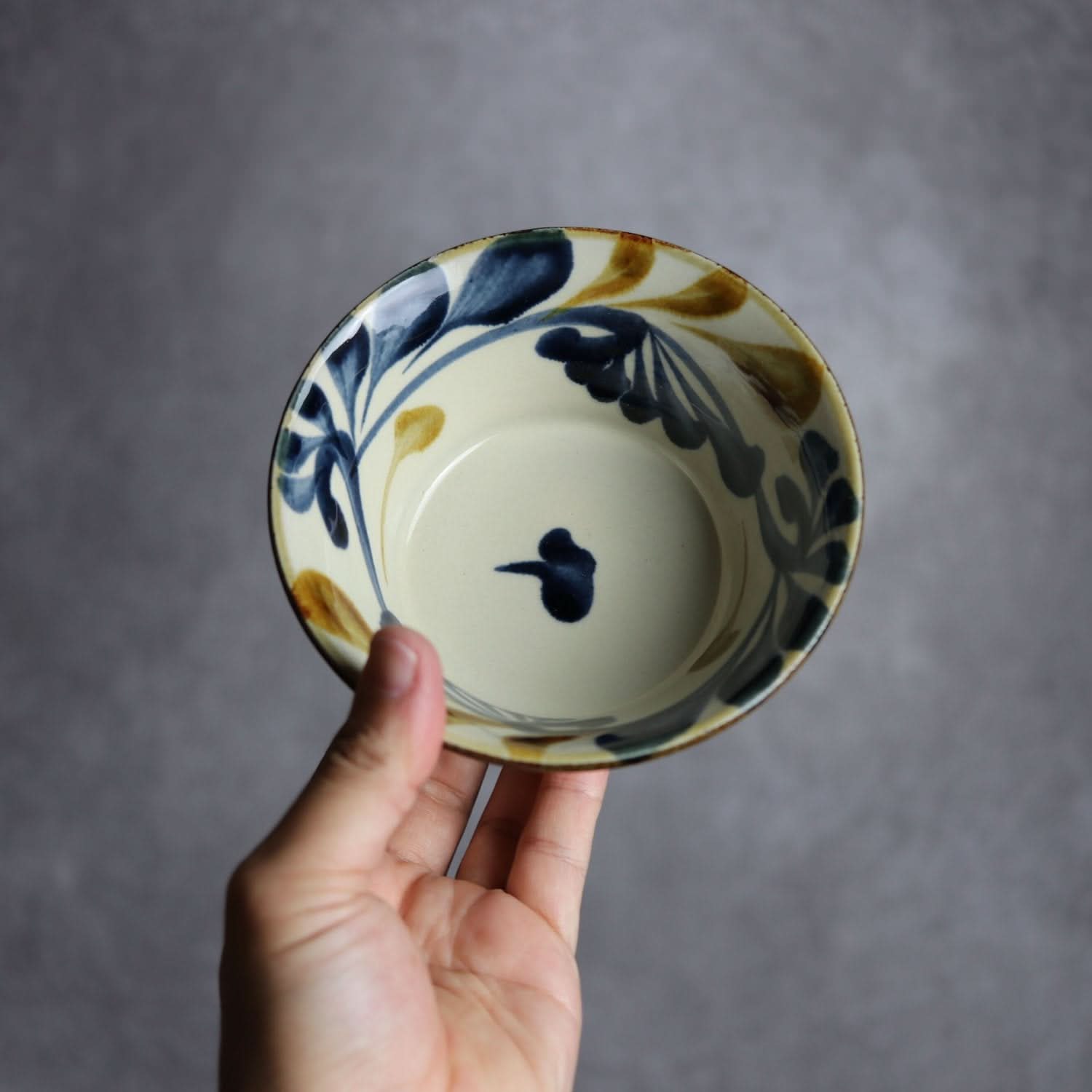 4寸鉢 飴 呉須 唐草 やちむん 陶器 陶眞窯 やちむん 陶器.