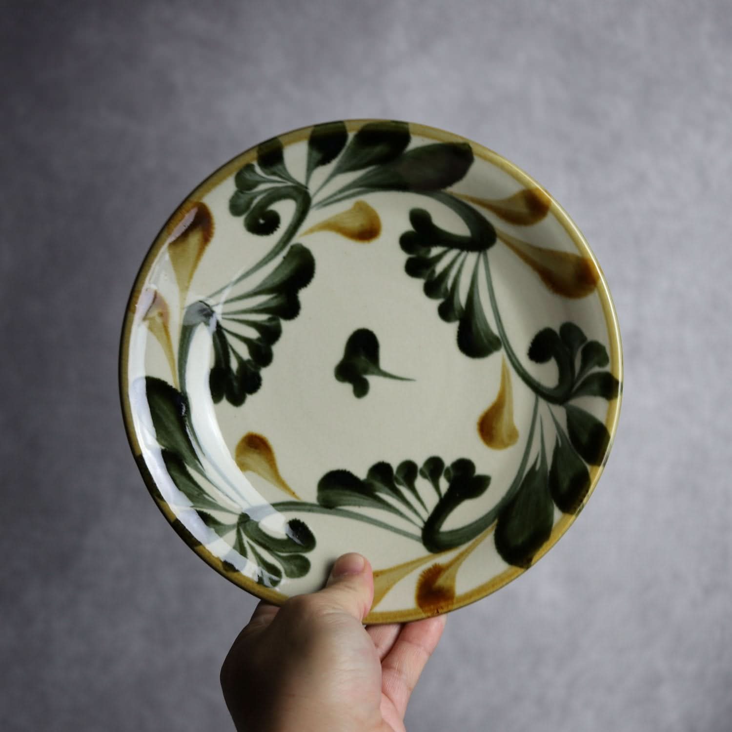 7寸皿 黒呉須 飴 唐草 やちむん 陶器 陶眞窯 やちむん 陶器.