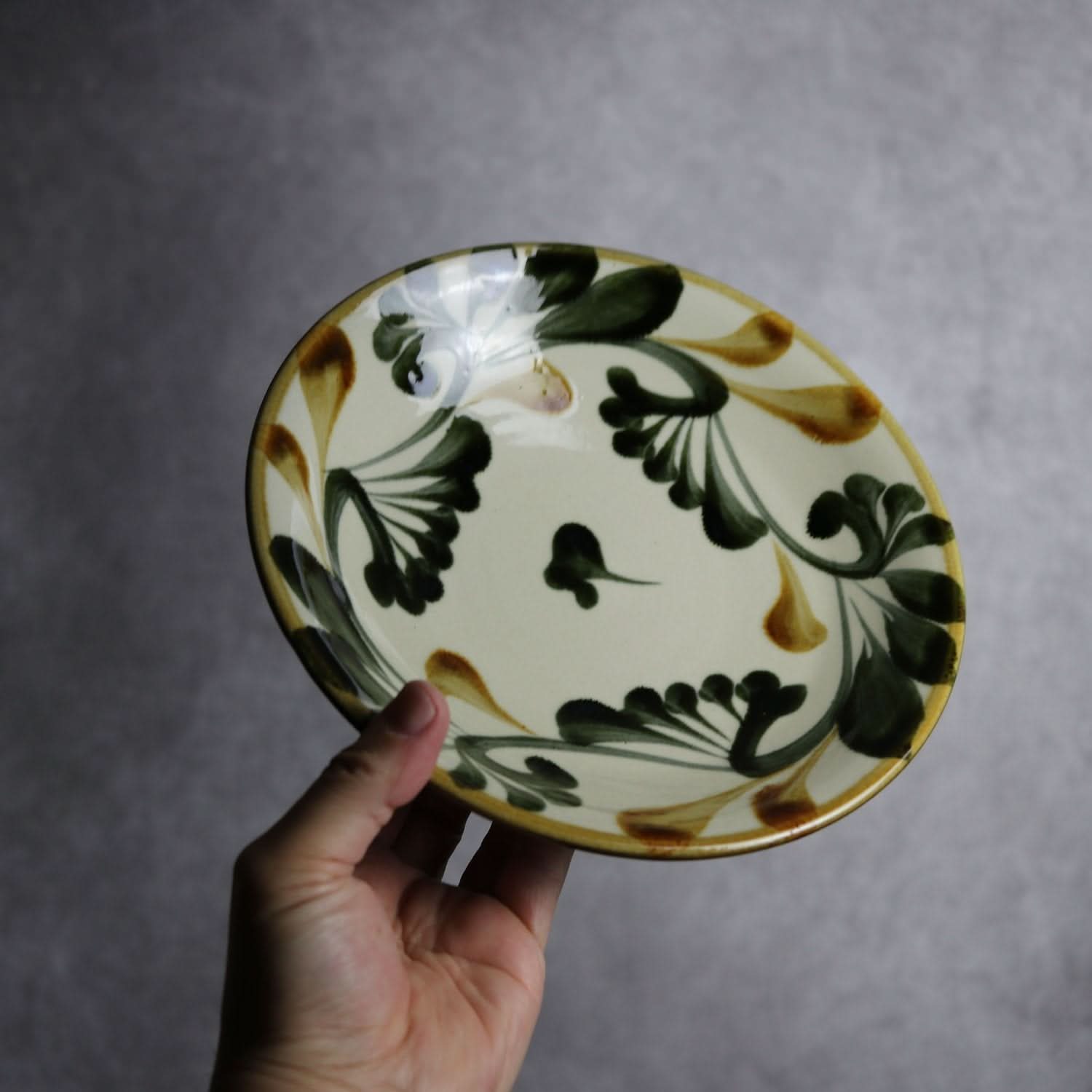 7寸皿 黒呉須 飴 唐草 やちむん 陶器 陶眞窯 やちむん 陶器.