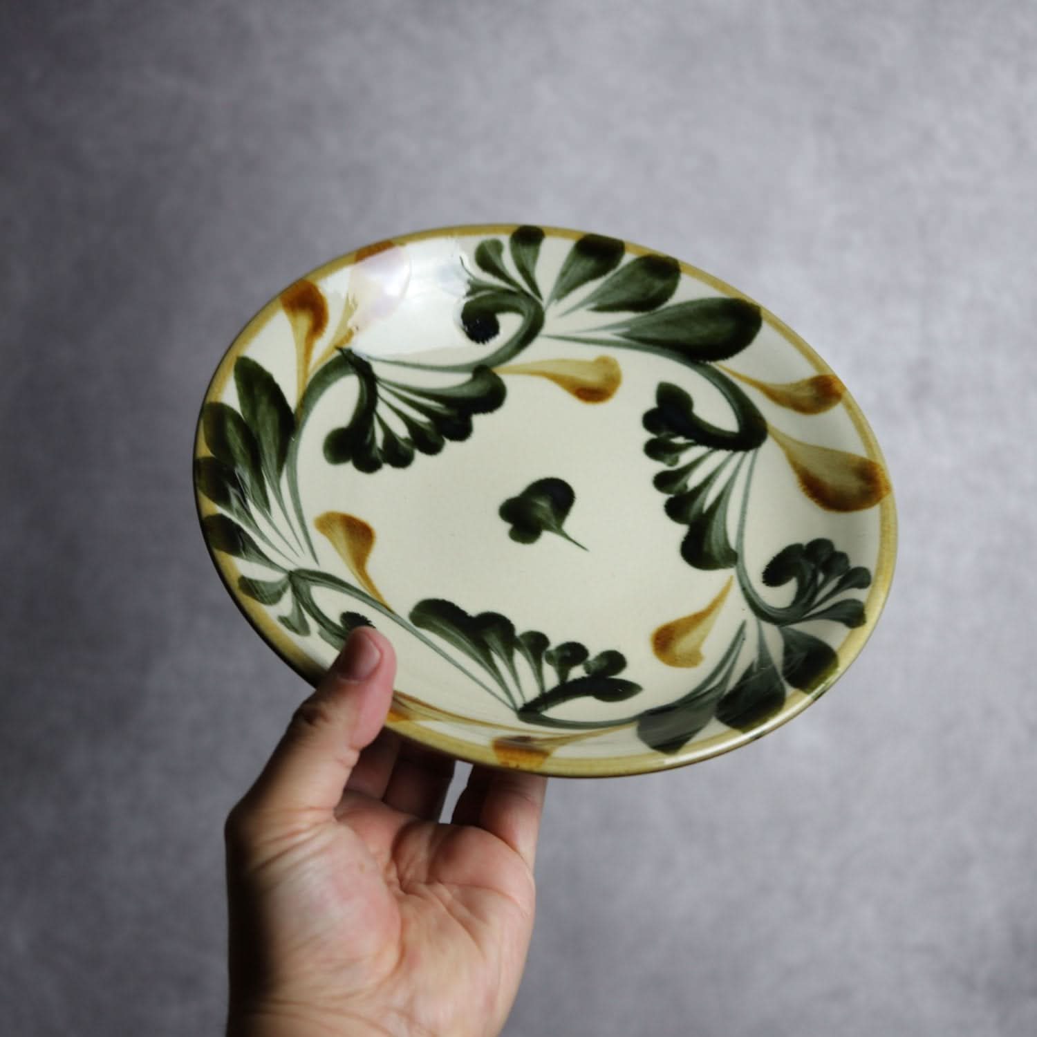 7寸皿 黒呉須 飴 唐草 やちむん 陶器 陶眞窯 やちむん 陶器.