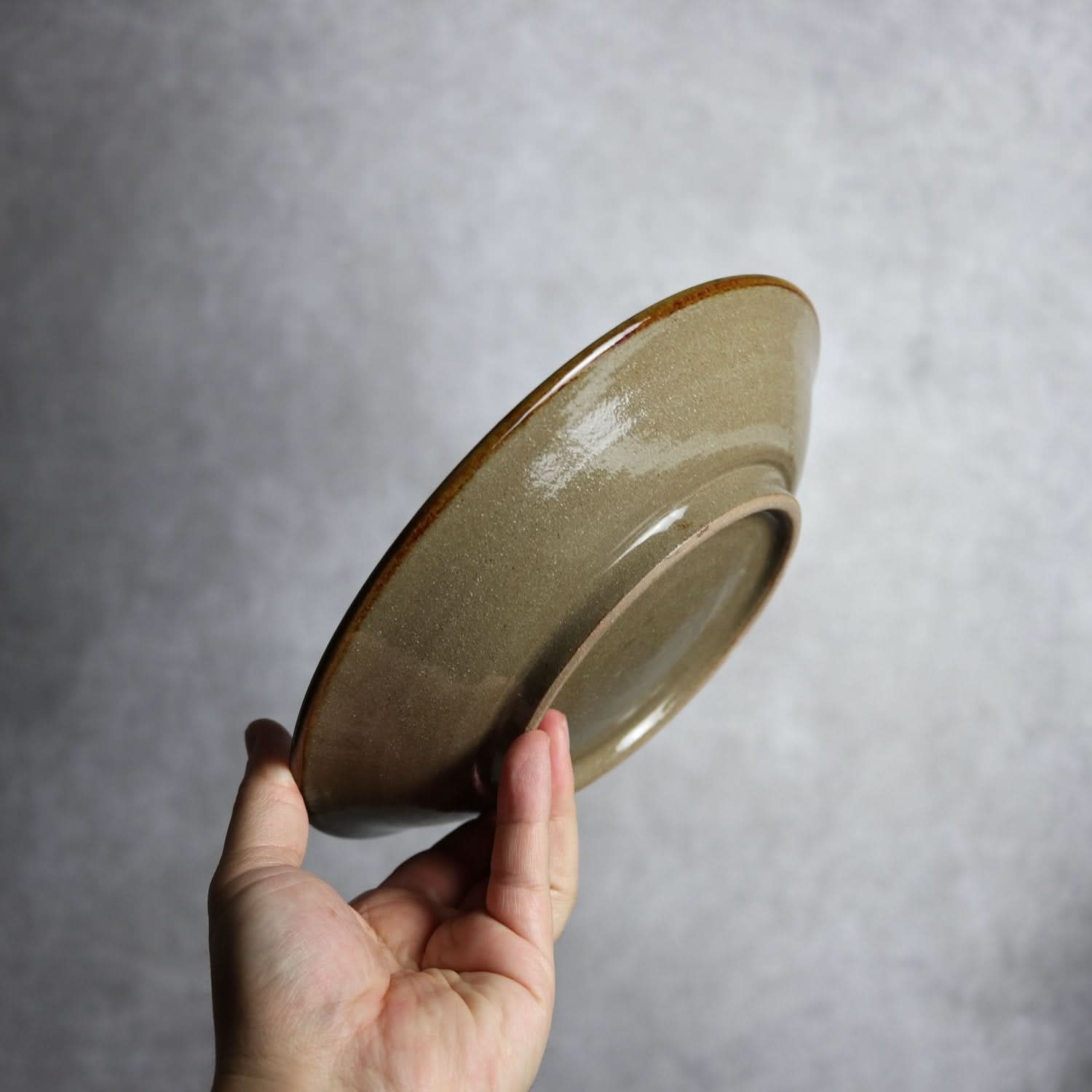 7寸皿 黒呉須 飴 唐草 やちむん 陶器 陶眞窯 やちむん 陶器.