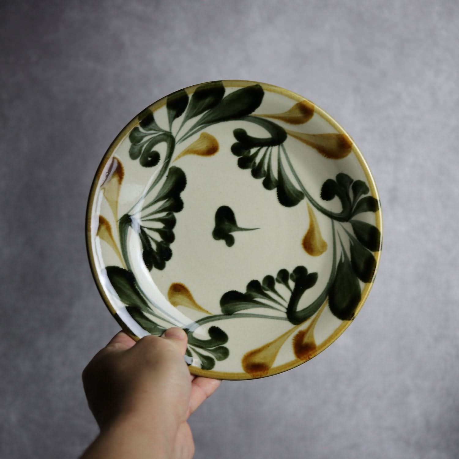 7寸皿 黒呉須 飴 唐草 やちむん 陶器 陶眞窯 やちむん 陶器.