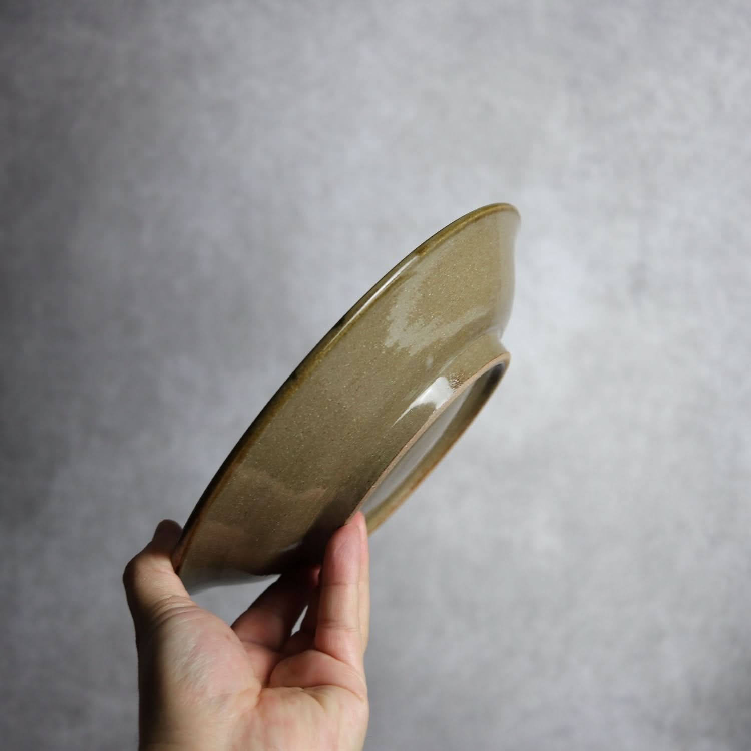 7寸皿 黒呉須 飴 唐草 やちむん 陶器 陶眞窯 やちむん 陶器.