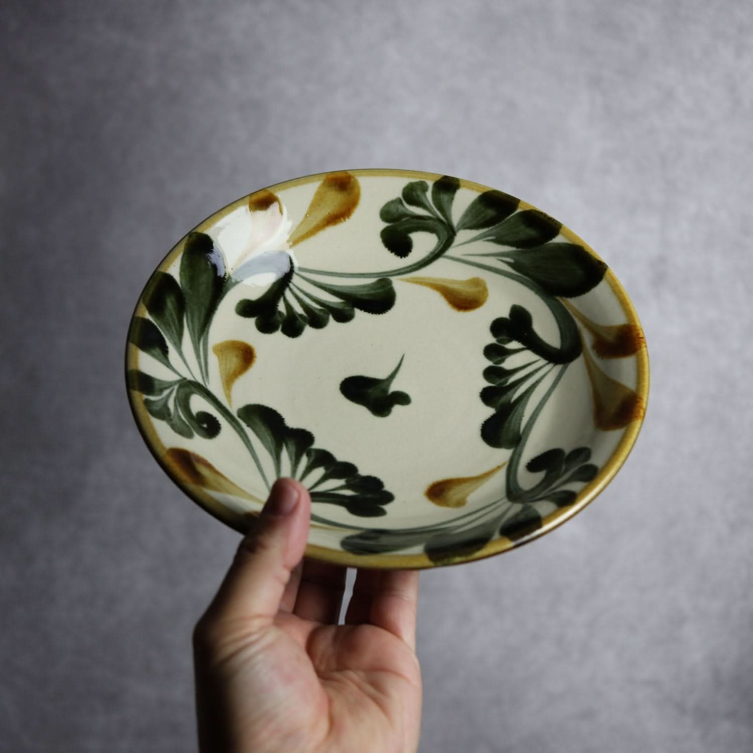 7寸皿 黒呉須 飴 唐草 やちむん 陶器 陶眞窯 やちむん 陶器.