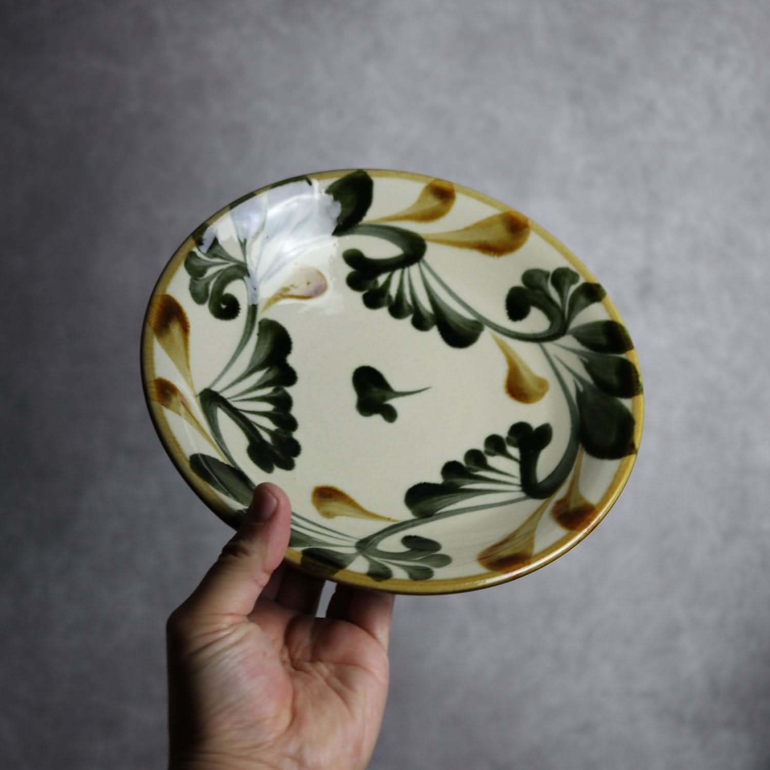 7寸皿 黒呉須 飴 唐草 やちむん 陶器 陶眞窯 やちむん 陶器.