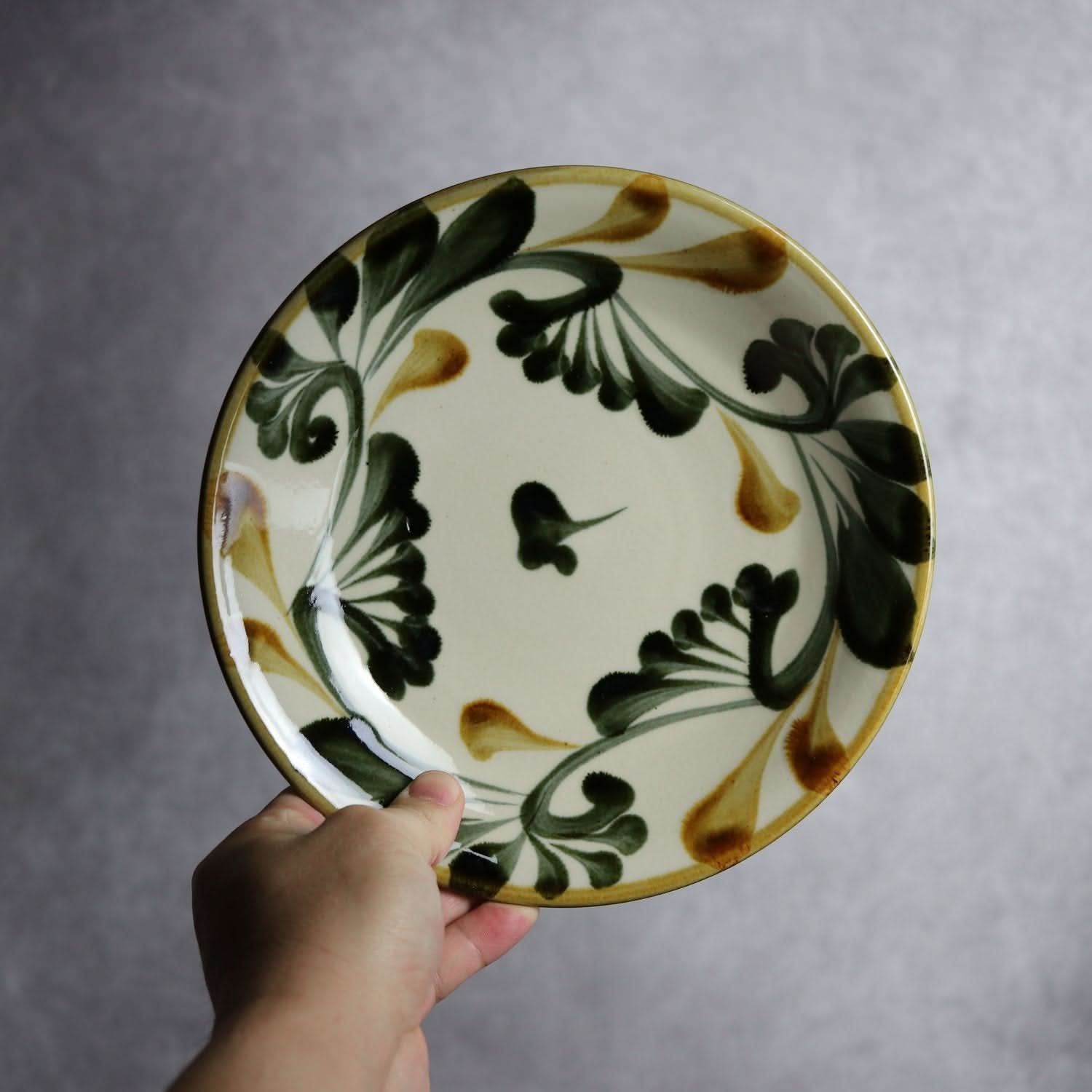 7寸皿 黒呉須 飴 唐草 やちむん 陶器 陶眞窯 やちむん 陶器.