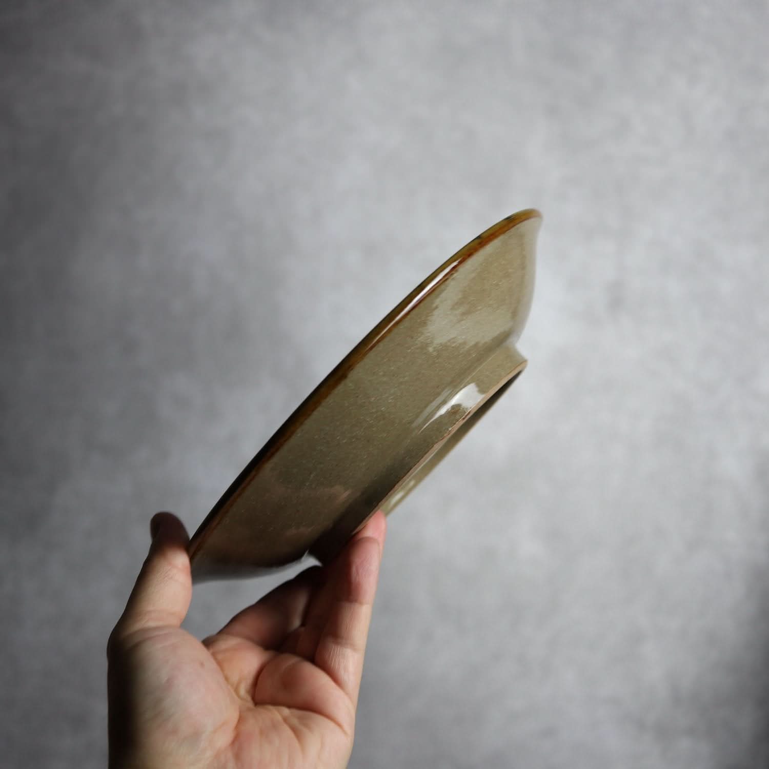 7寸皿 黒呉須 飴 唐草 やちむん 陶器 陶眞窯 やちむん 陶器.