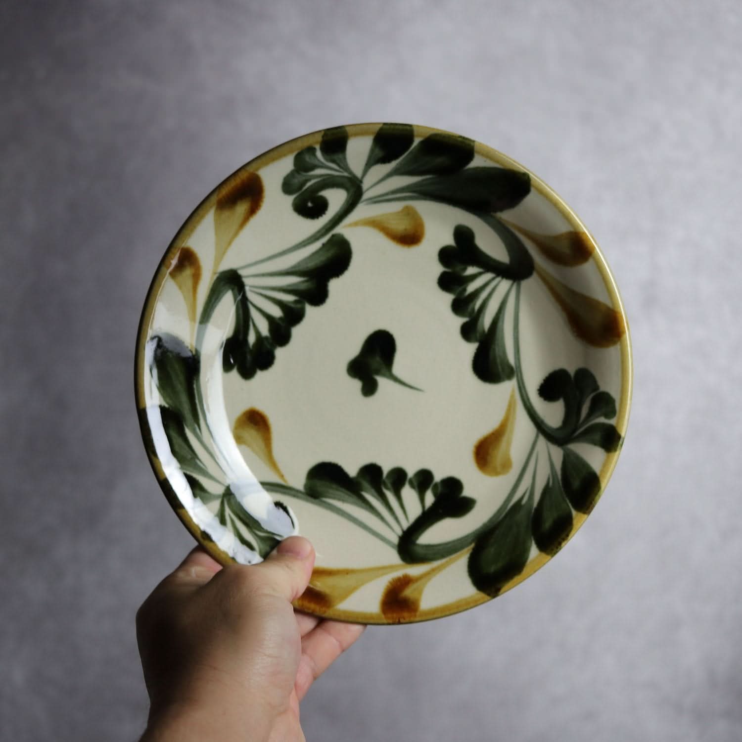 7寸皿 黒呉須 飴 唐草 やちむん 陶器 陶眞窯 やちむん 陶器.