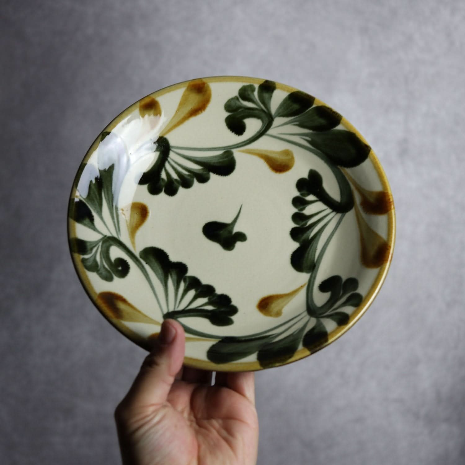 7寸皿 黒呉須 飴 唐草 やちむん 陶器 陶眞窯 やちむん 陶器.