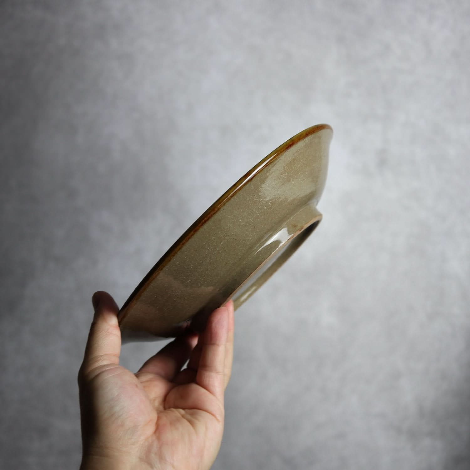 7寸皿 黒呉須 飴 唐草 やちむん 陶器 陶眞窯 やちむん 陶器.