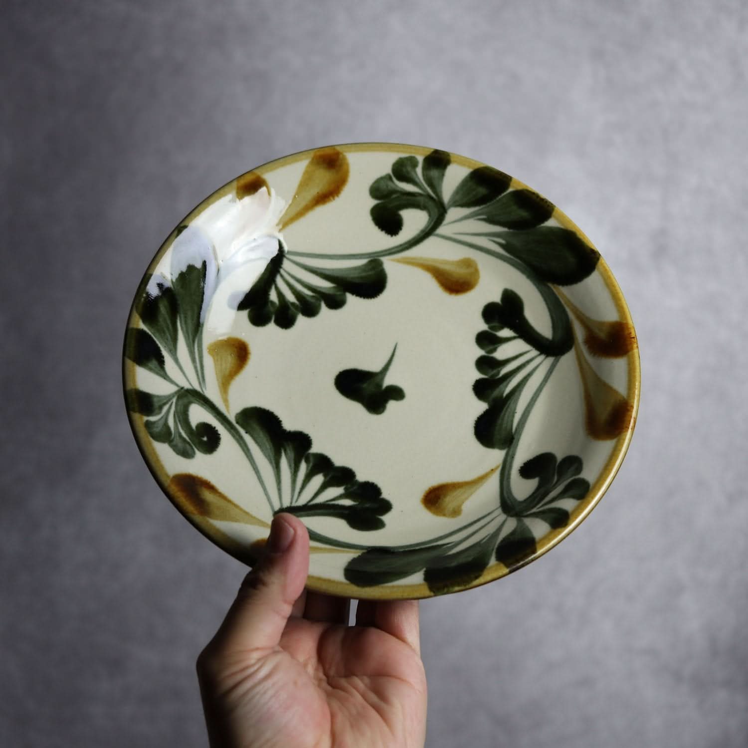 7寸皿 黒呉須 飴 唐草 やちむん 陶器 陶眞窯 やちむん 陶器.