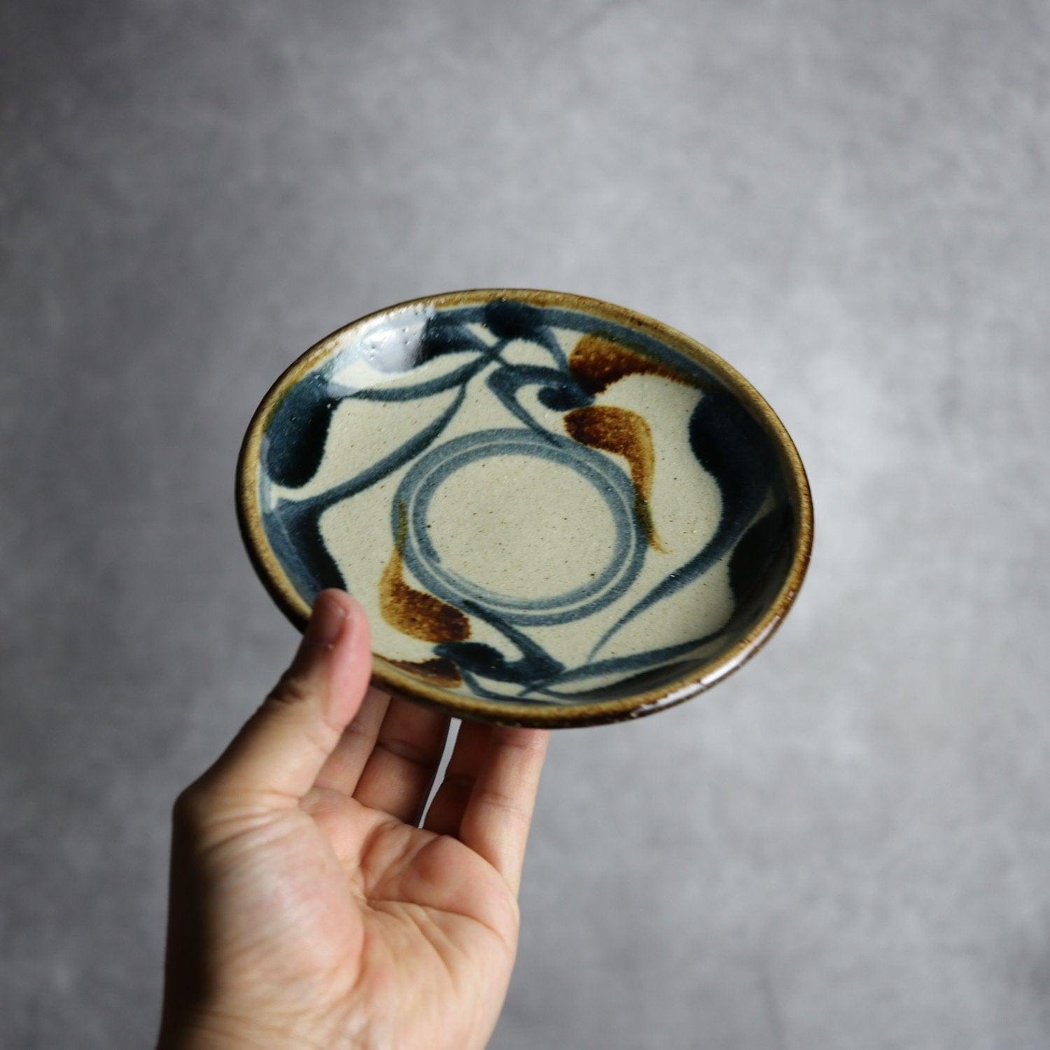 5寸皿 紺 茶 唐草模様 やちむん 陶器 陶芸こまがた やちむん 陶器.