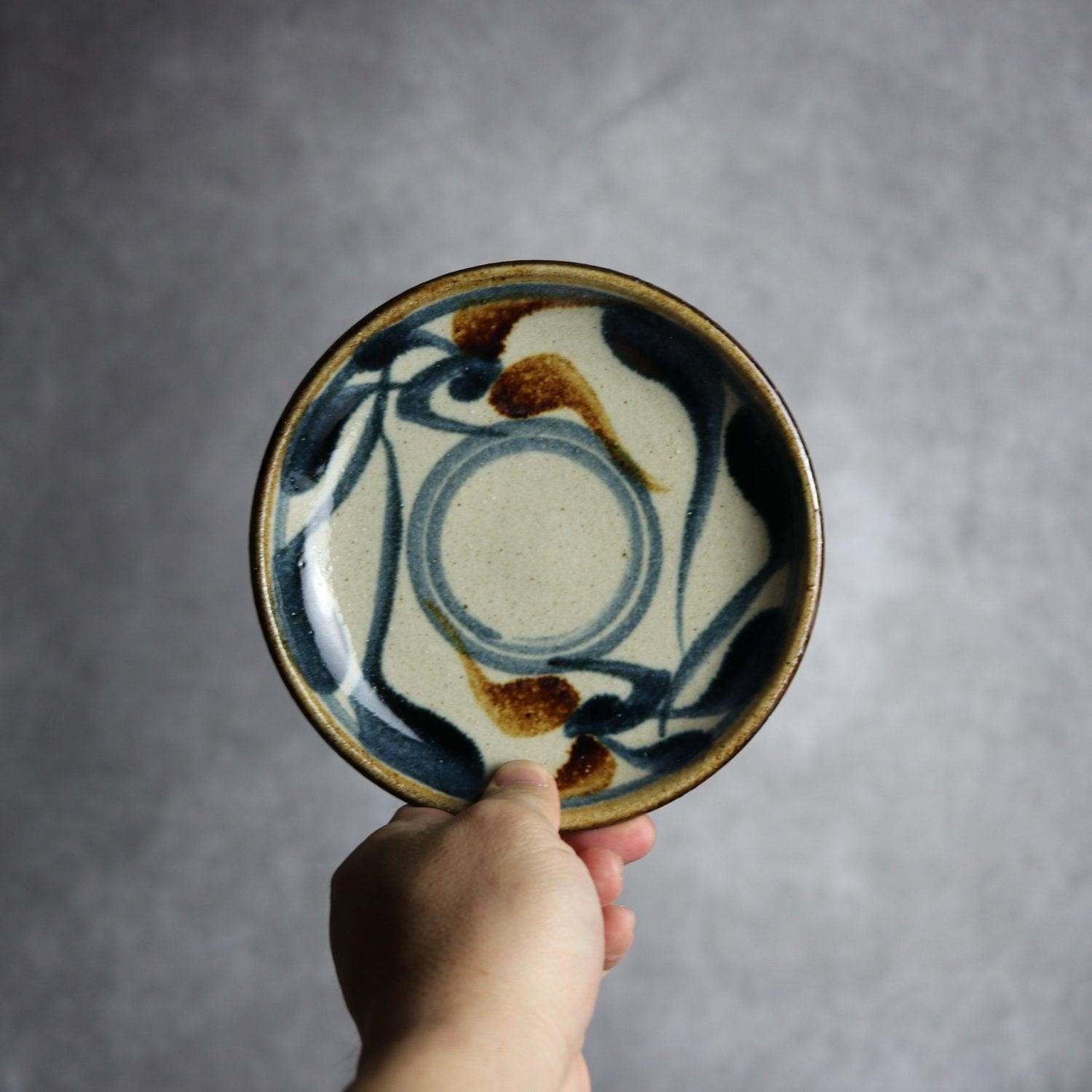 5寸皿 紺 茶 唐草模様 やちむん 陶器 陶芸こまがた やちむん 陶器.