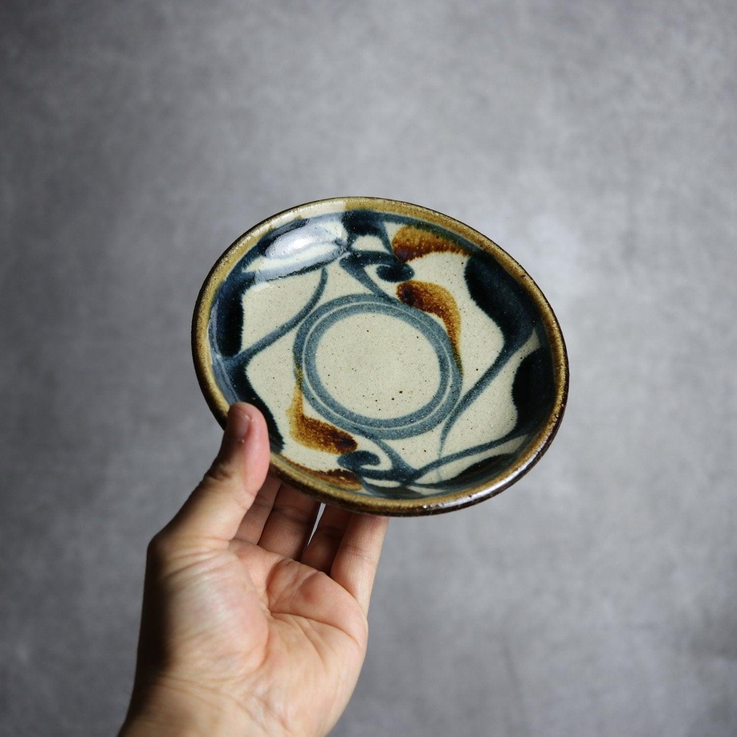 5寸皿 紺 茶 唐草模様 やちむん 陶器 陶芸こまがた やちむん 陶器.