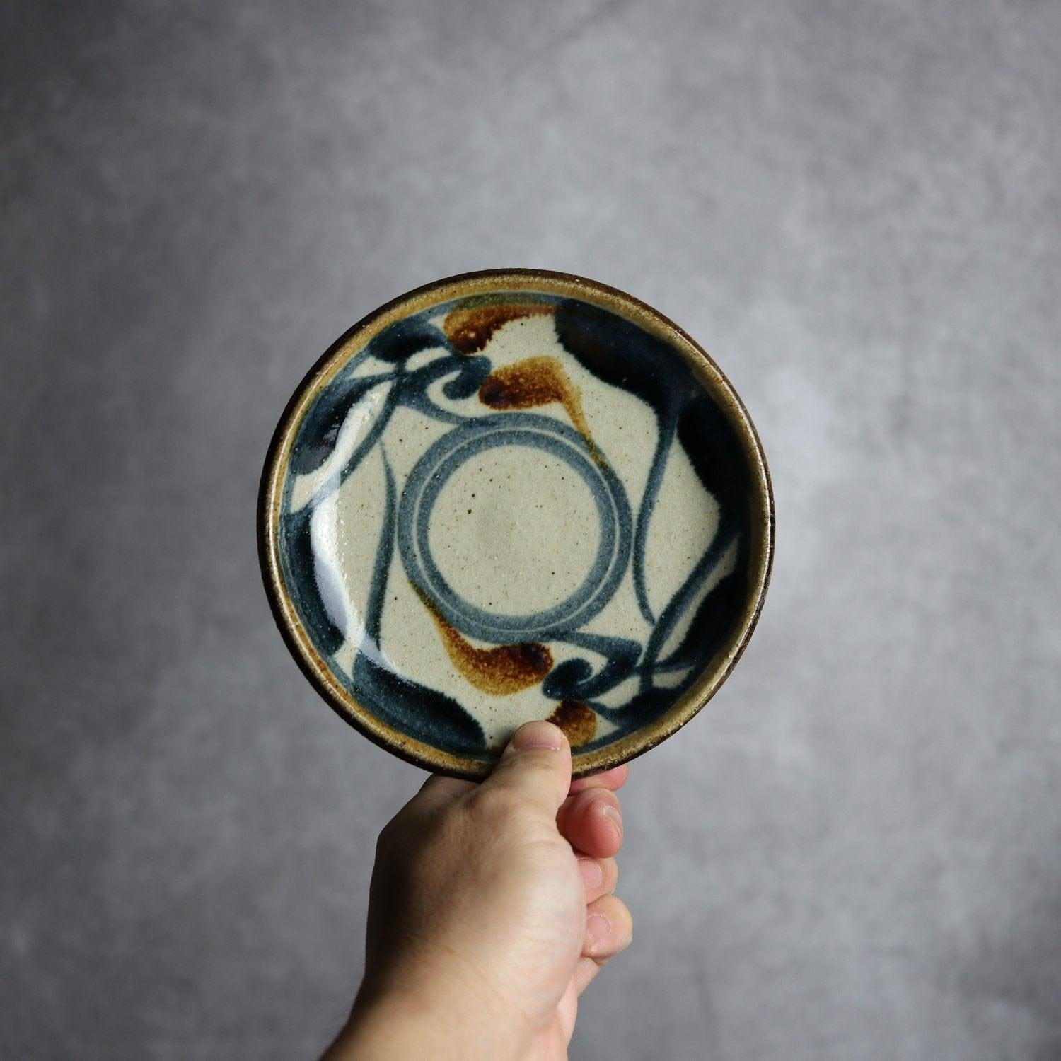 5寸皿 紺 茶 唐草模様 やちむん 陶器 陶芸こまがた やちむん 陶器.