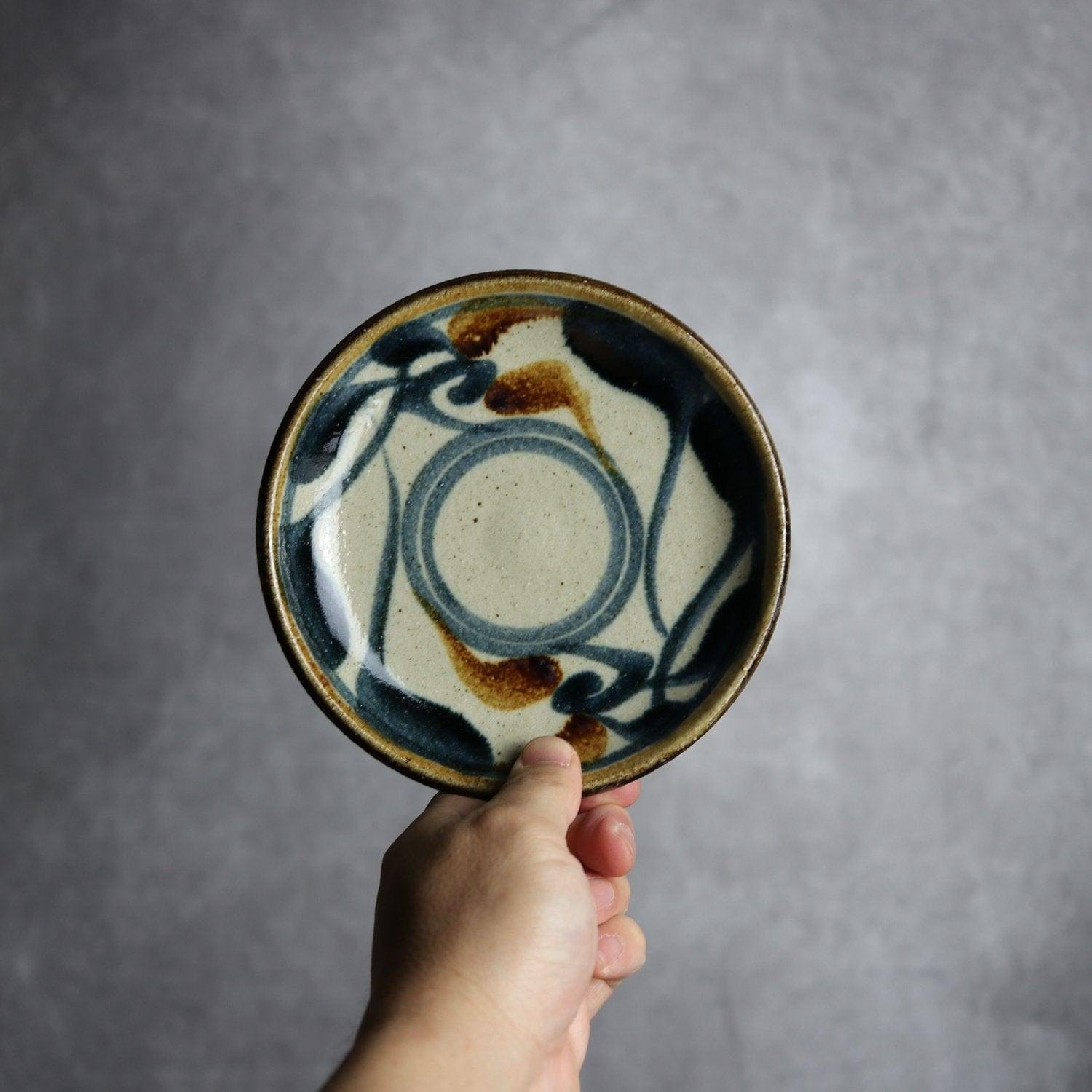 5寸皿 紺 茶 唐草模様 やちむん 陶器 陶芸こまがた やちむん 陶器.