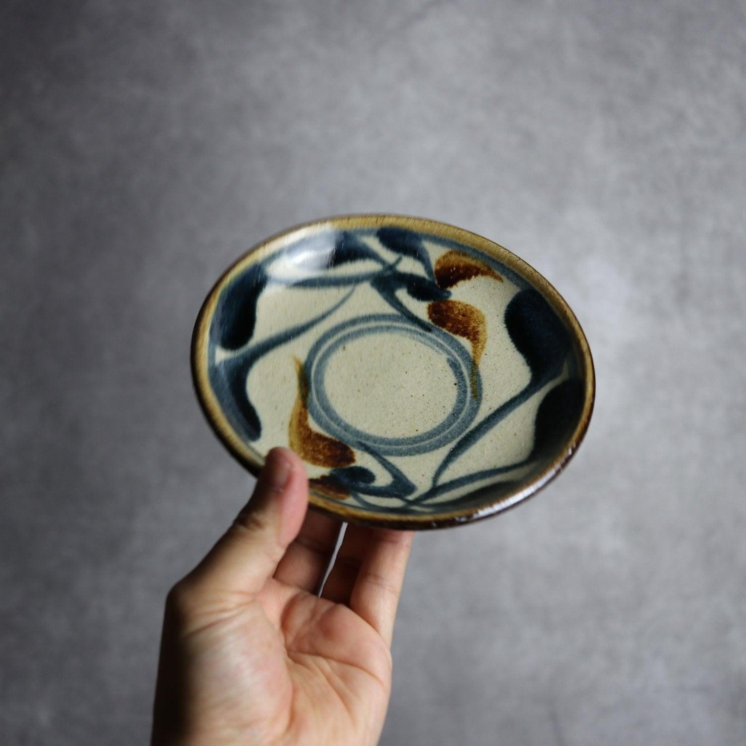 5寸皿 紺 茶 唐草模様 やちむん 陶器 陶芸こまがた やちむん 陶器.