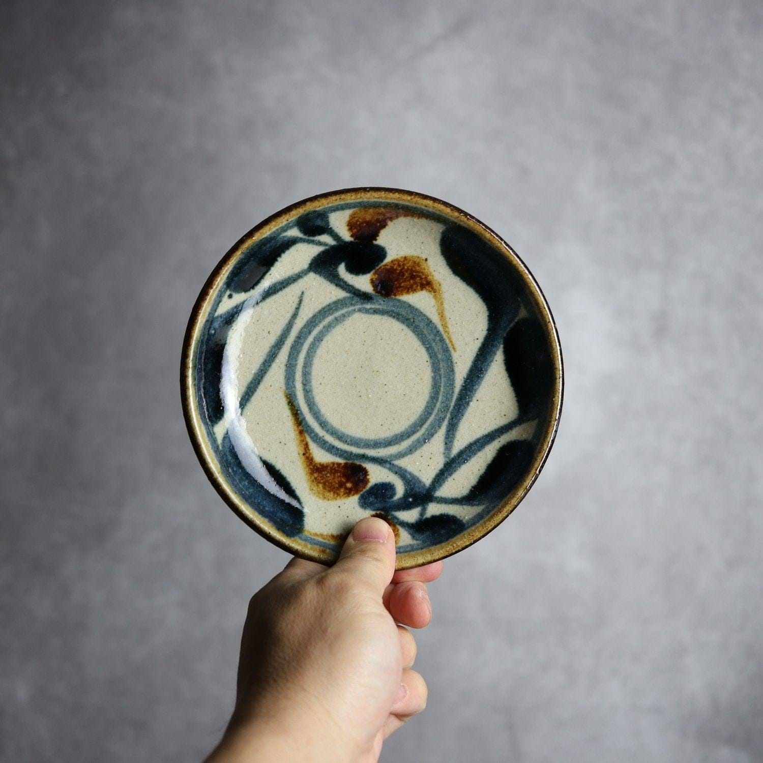 5寸皿 紺 茶 唐草模様 やちむん 陶器 陶芸こまがた やちむん 陶器.