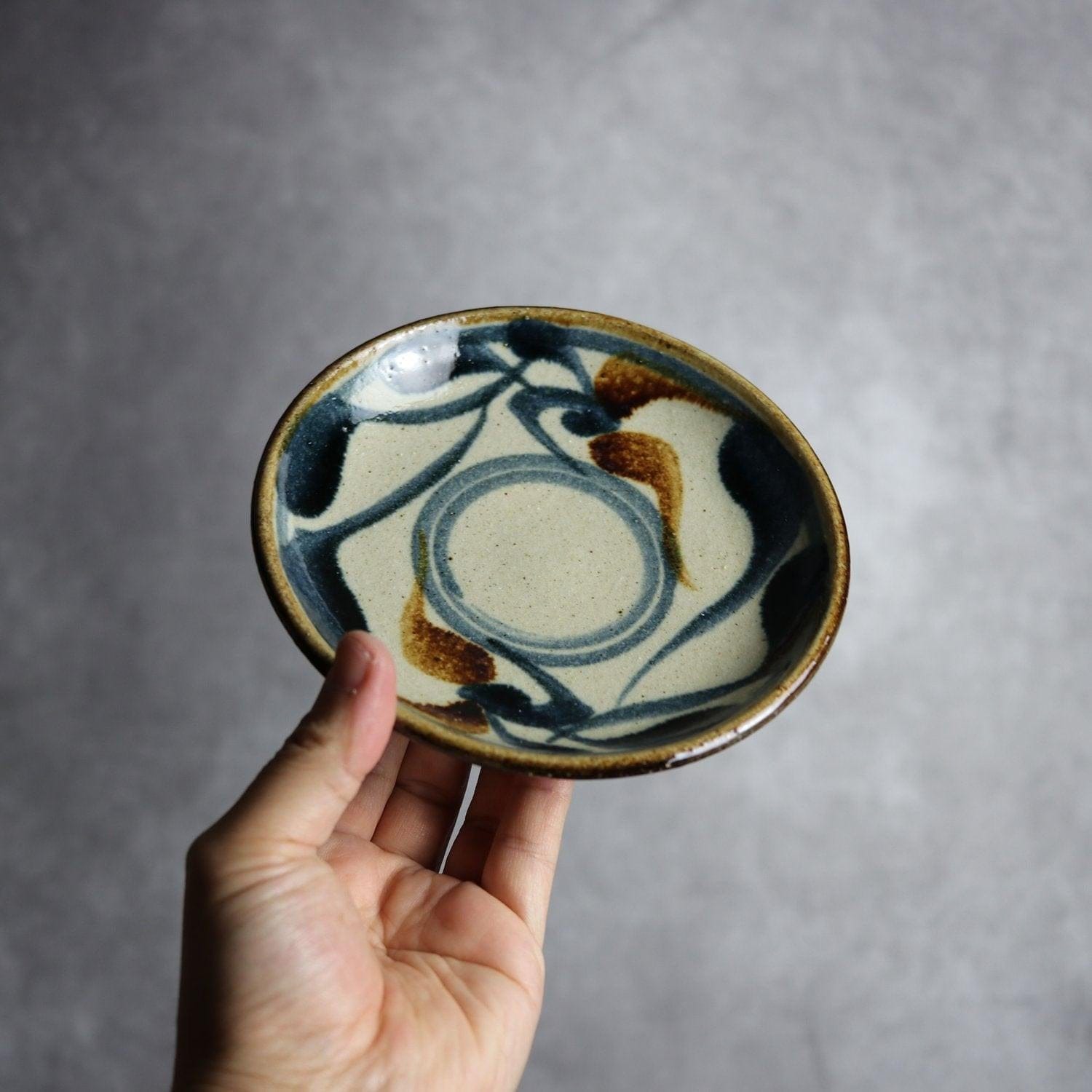 5寸皿 紺 茶 唐草模様 やちむん 陶器 陶芸こまがた やちむん 陶器.