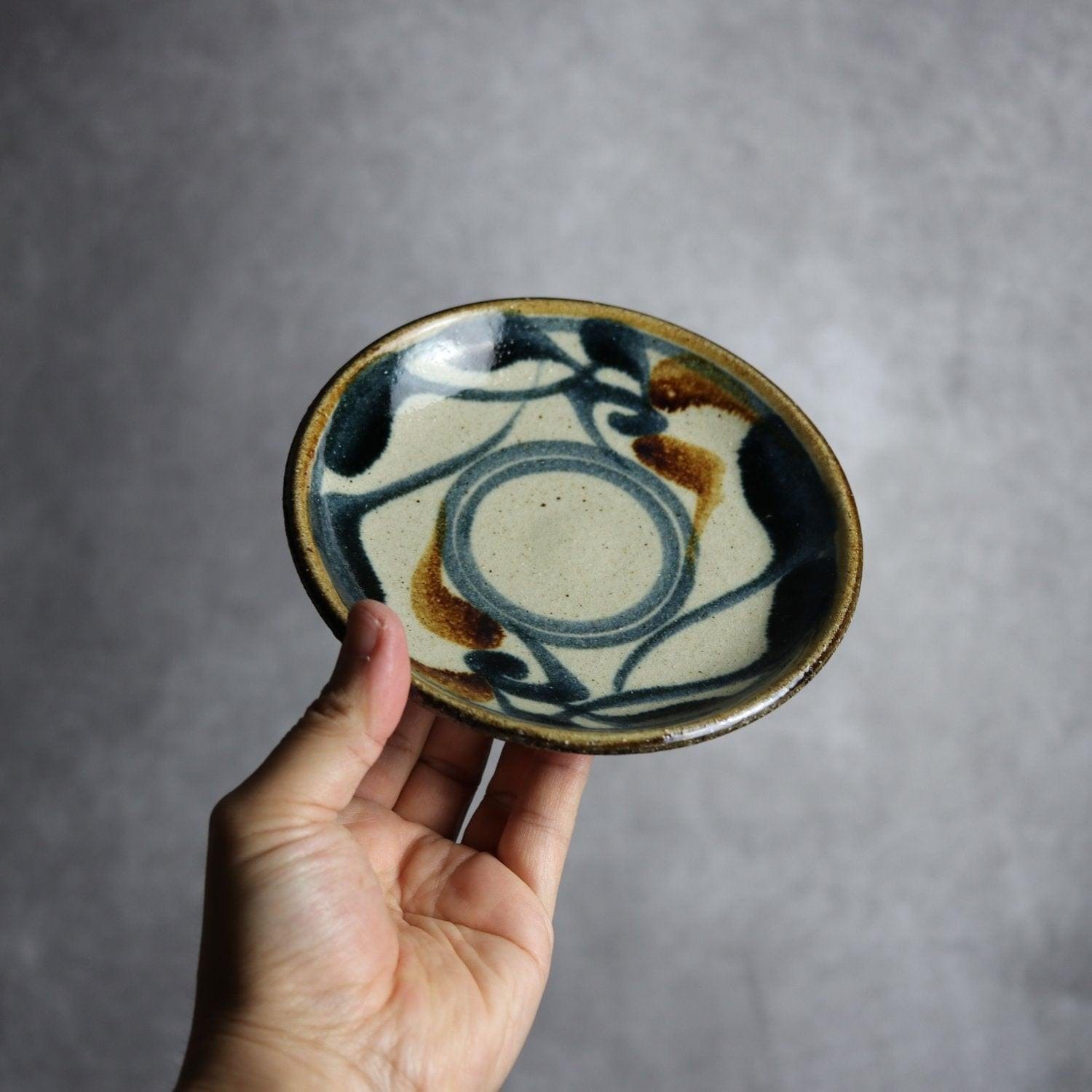 5寸皿 紺 茶 唐草模様 やちむん 陶器 陶芸こまがた やちむん 陶器.