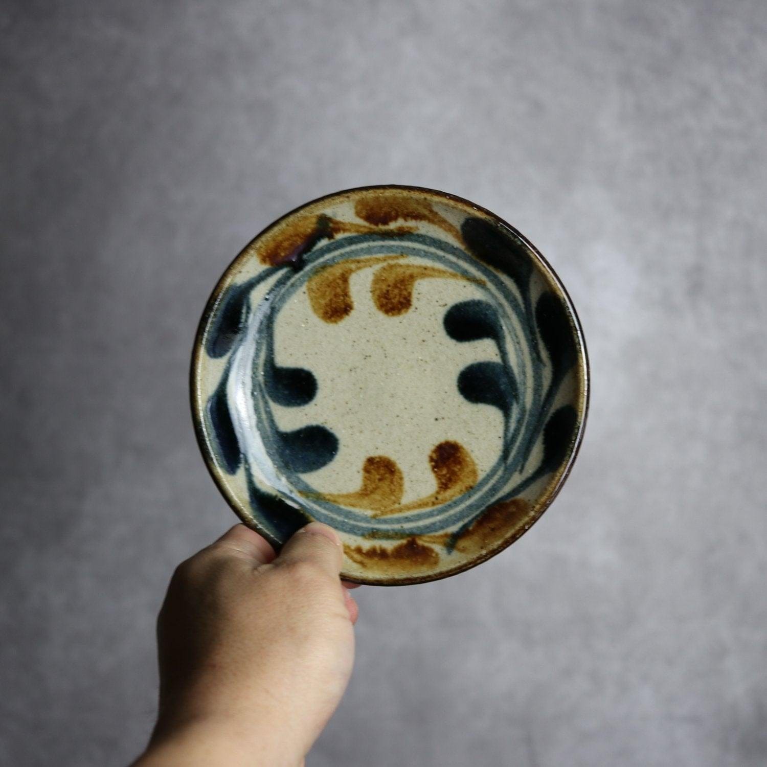 5寸皿 紺 茶 デイゴ唐草 やちむん 陶器 陶芸こまがた やちむん 陶器.