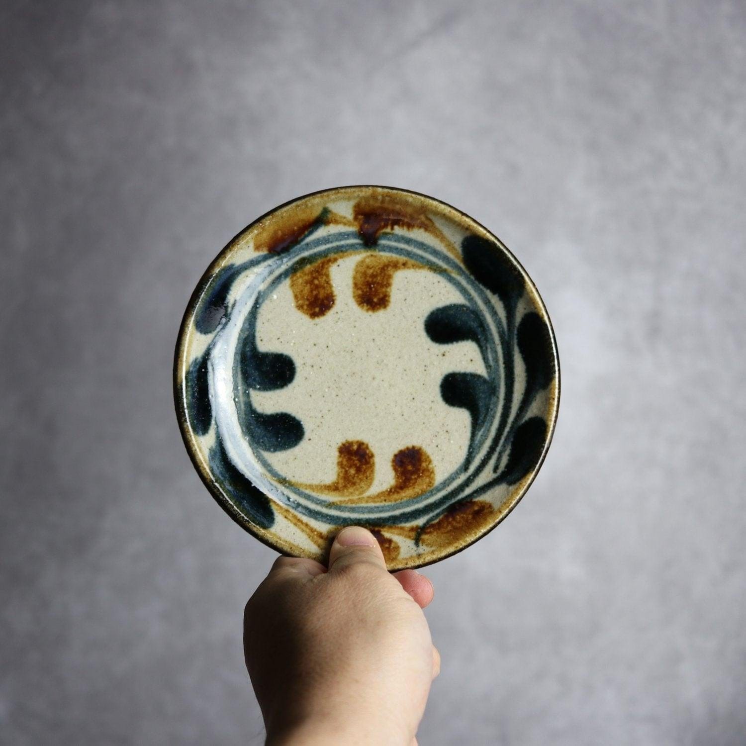 5寸皿 紺 茶 デイゴ唐草 やちむん 陶器 陶芸こまがた やちむん 陶器.