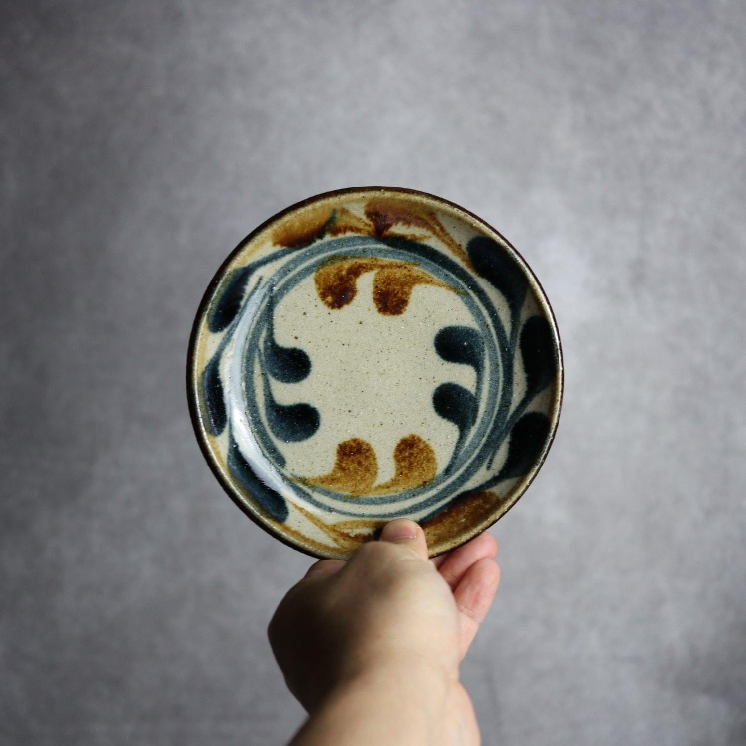 5寸皿 紺 茶 デイゴ唐草 やちむん 陶器 陶芸こまがた やちむん 陶器.
