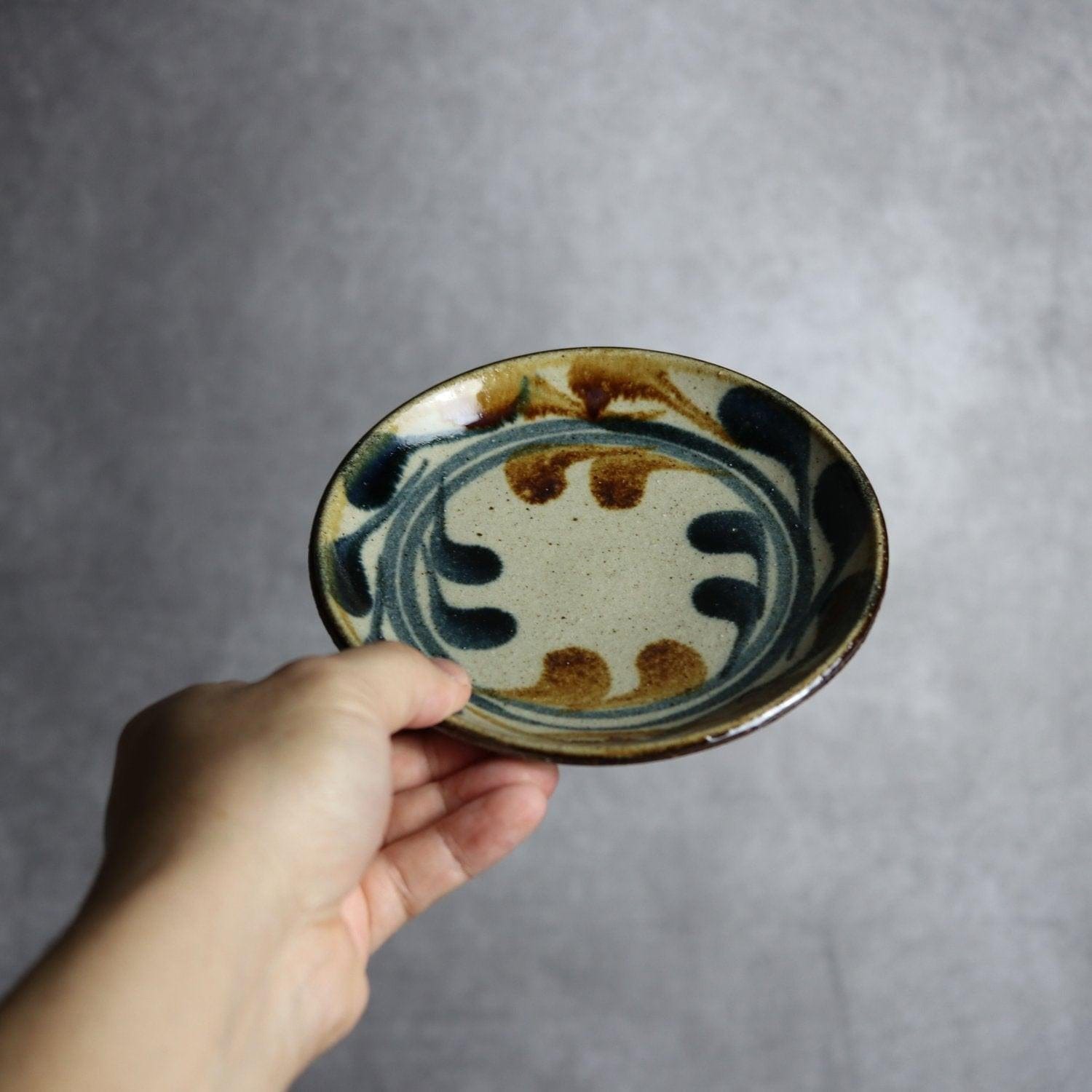 5寸皿 紺 茶 デイゴ唐草 やちむん 陶器 陶芸こまがた やちむん 陶器.