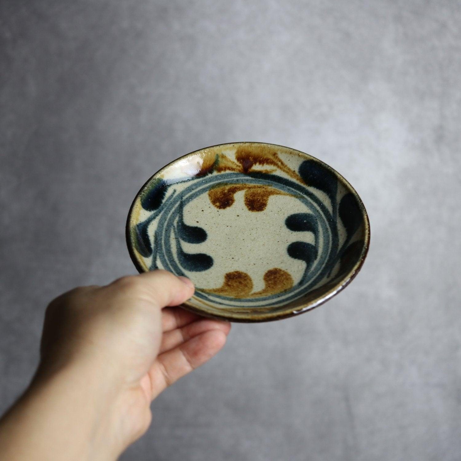 5寸皿 紺 茶 デイゴ唐草 やちむん 陶器 陶芸こまがた やちむん 陶器.