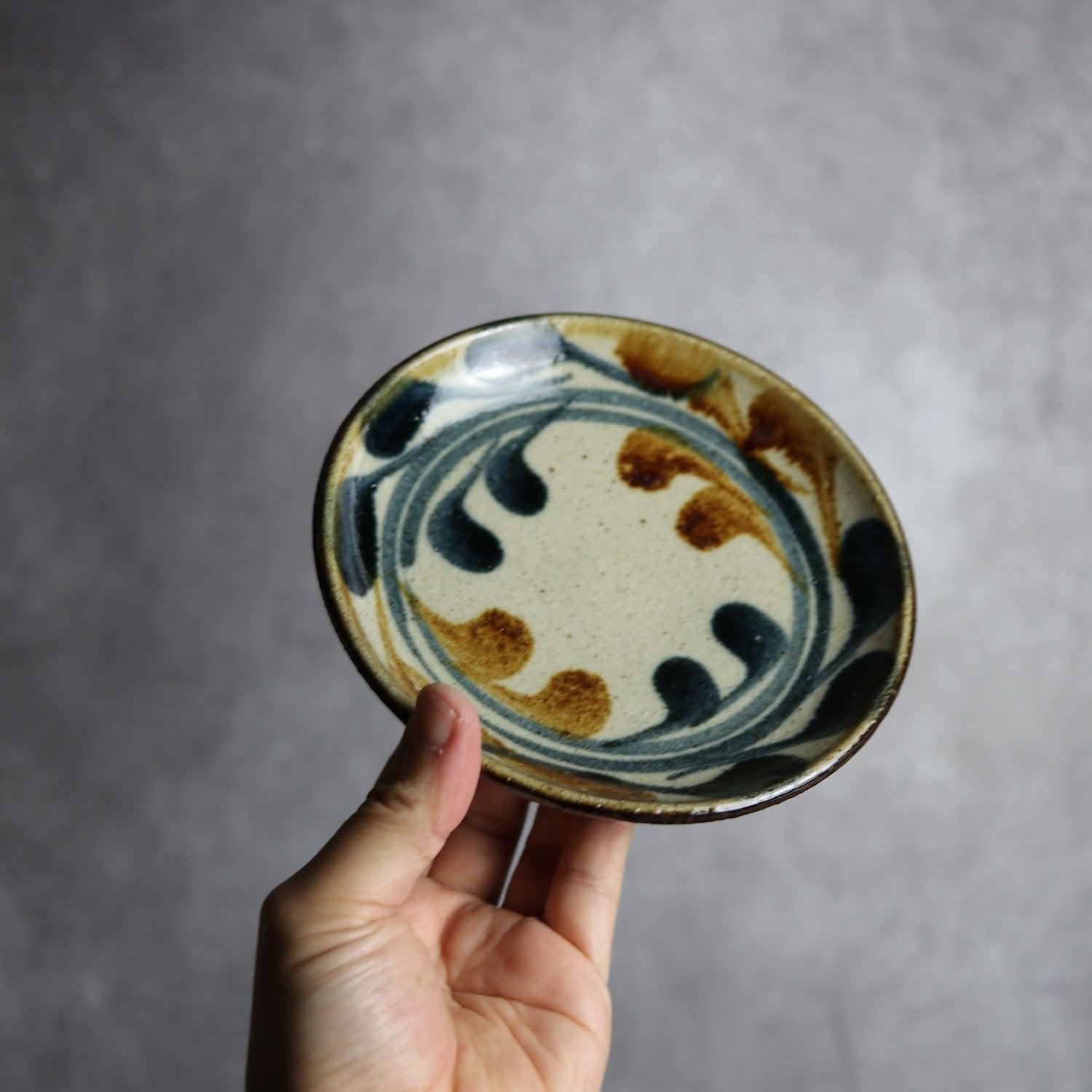 5寸皿 紺 茶 デイゴ唐草 やちむん 陶器 陶芸こまがた やちむん 陶器.