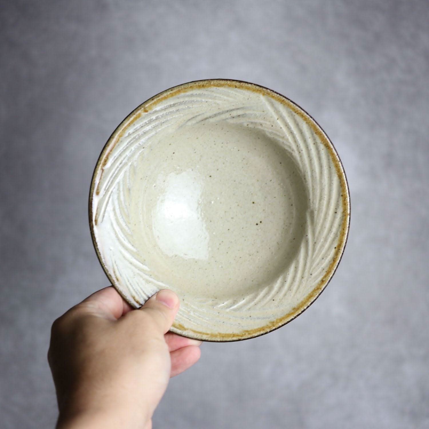 5.5寸リム鉢 シノギ 白 クバ紋やちむん 陶器 陶芸こまがた やちむん 陶器.