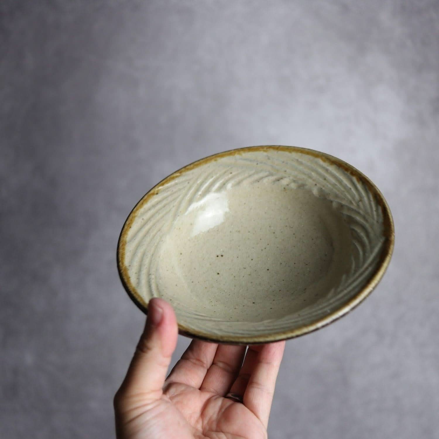 5.5寸リム鉢 シノギ 白 クバ紋やちむん 陶器 陶芸こまがた やちむん 陶器.