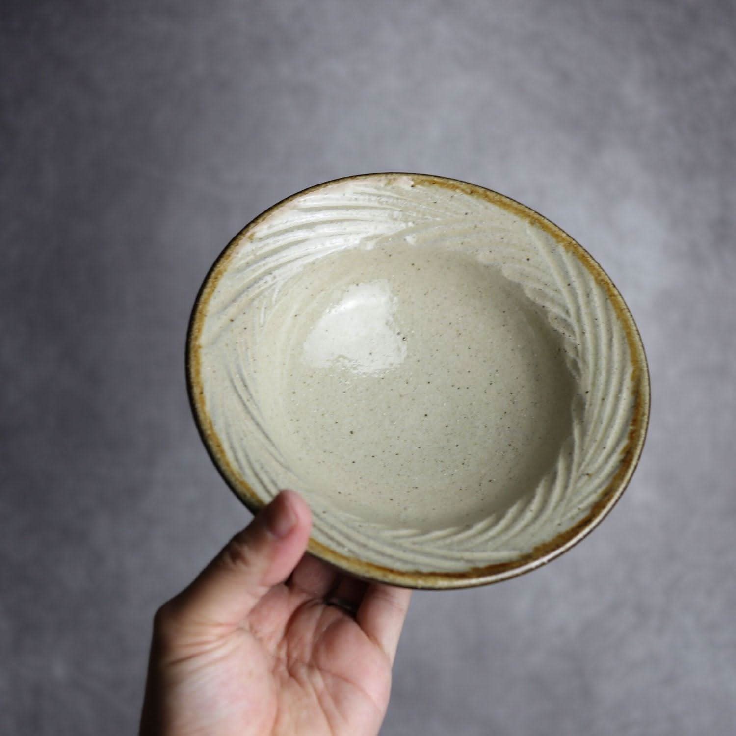 5.5寸リム鉢 シノギ 白 クバ紋やちむん 陶器 陶芸こまがた やちむん 陶器.