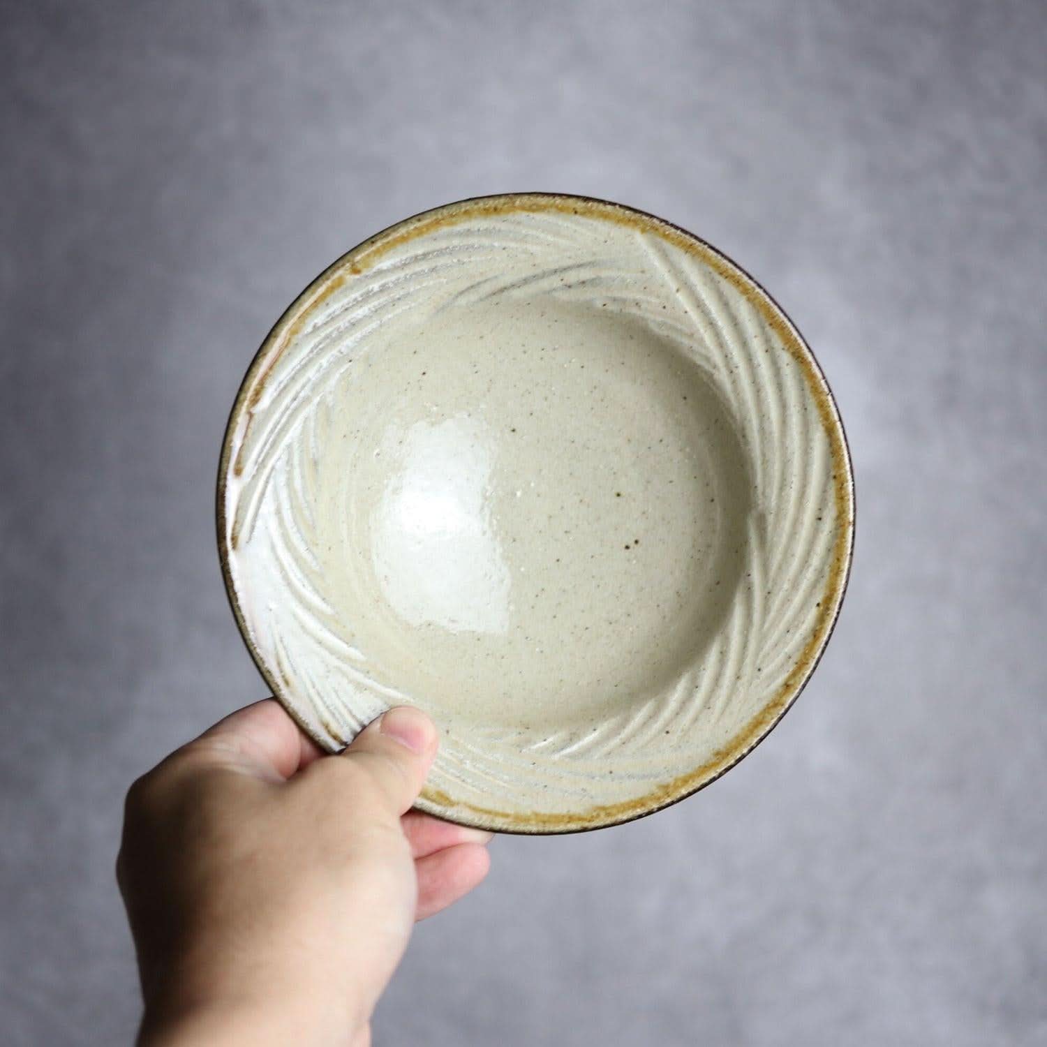 5.5寸リム鉢 シノギ 白 クバ紋やちむん 陶器 陶芸こまがた やちむん 陶器.