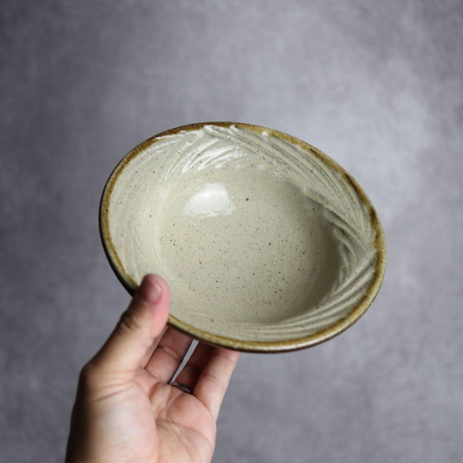 5.5寸リム鉢 シノギ 白 クバ紋やちむん 陶器 陶芸こまがた やちむん 陶器.