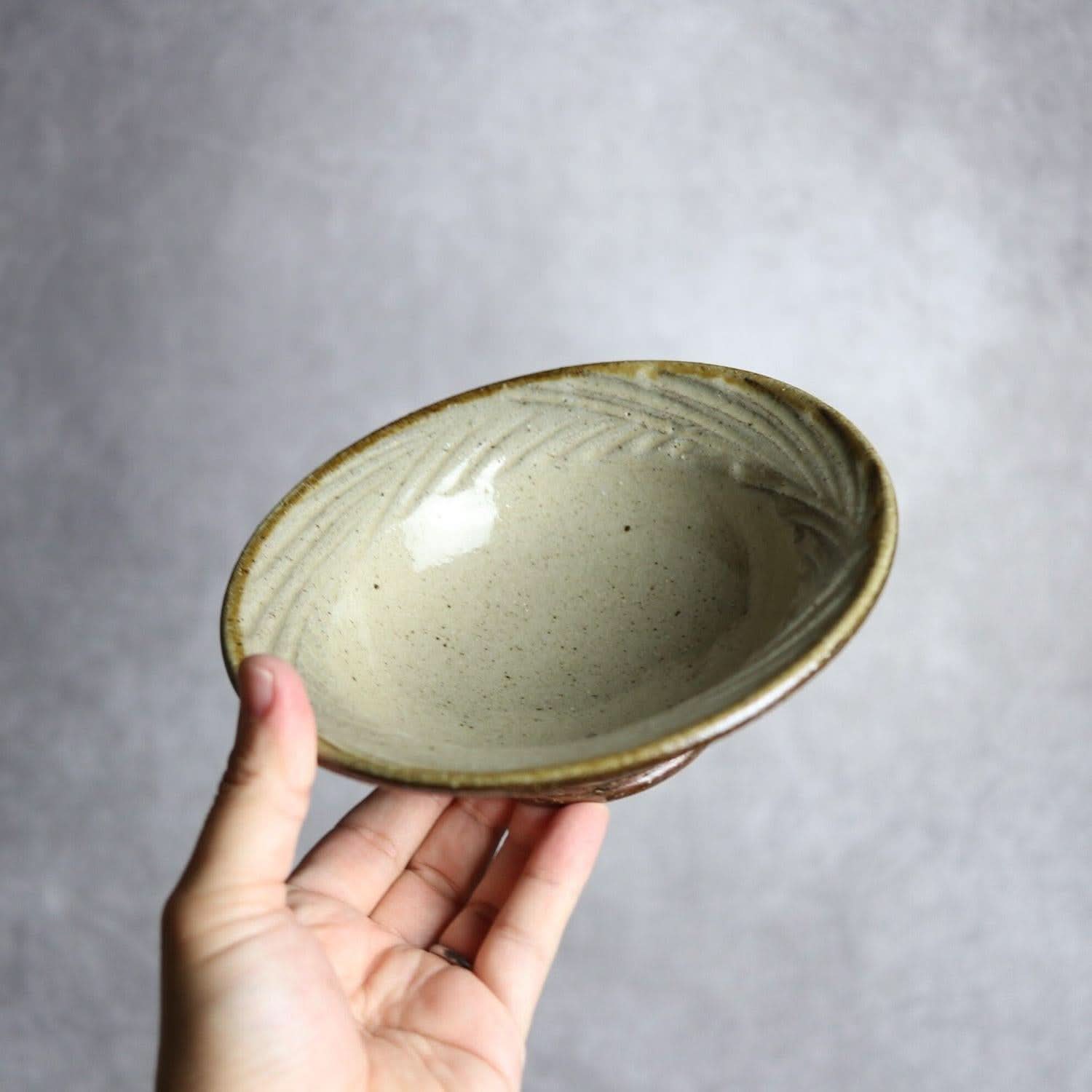 5.5寸リム鉢 シノギ 白 クバ紋やちむん 陶器 陶芸こまがた やちむん 陶器.