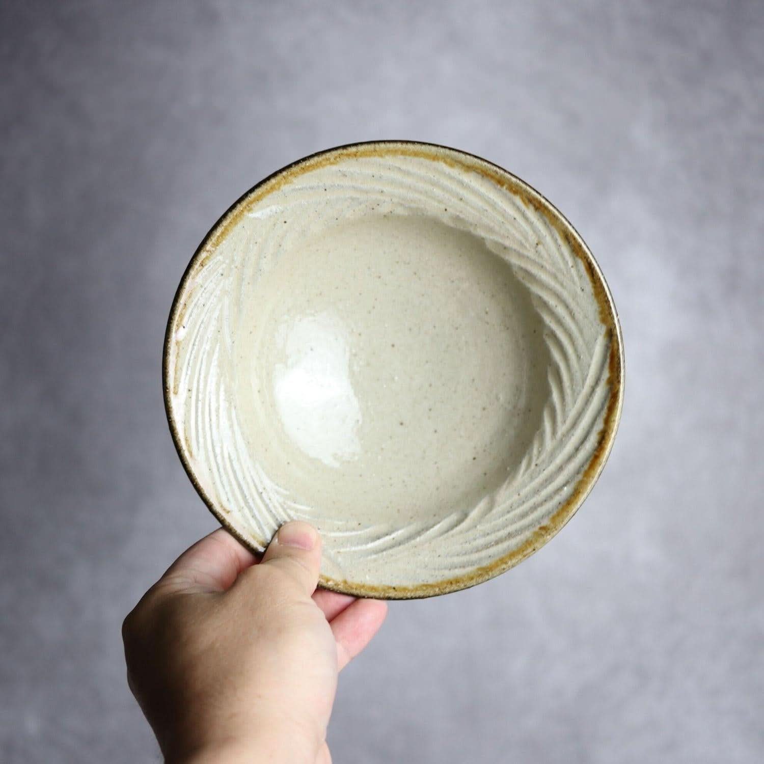 5.5寸リム鉢 シノギ 白 クバ紋やちむん 陶器 陶芸こまがた やちむん 陶器.