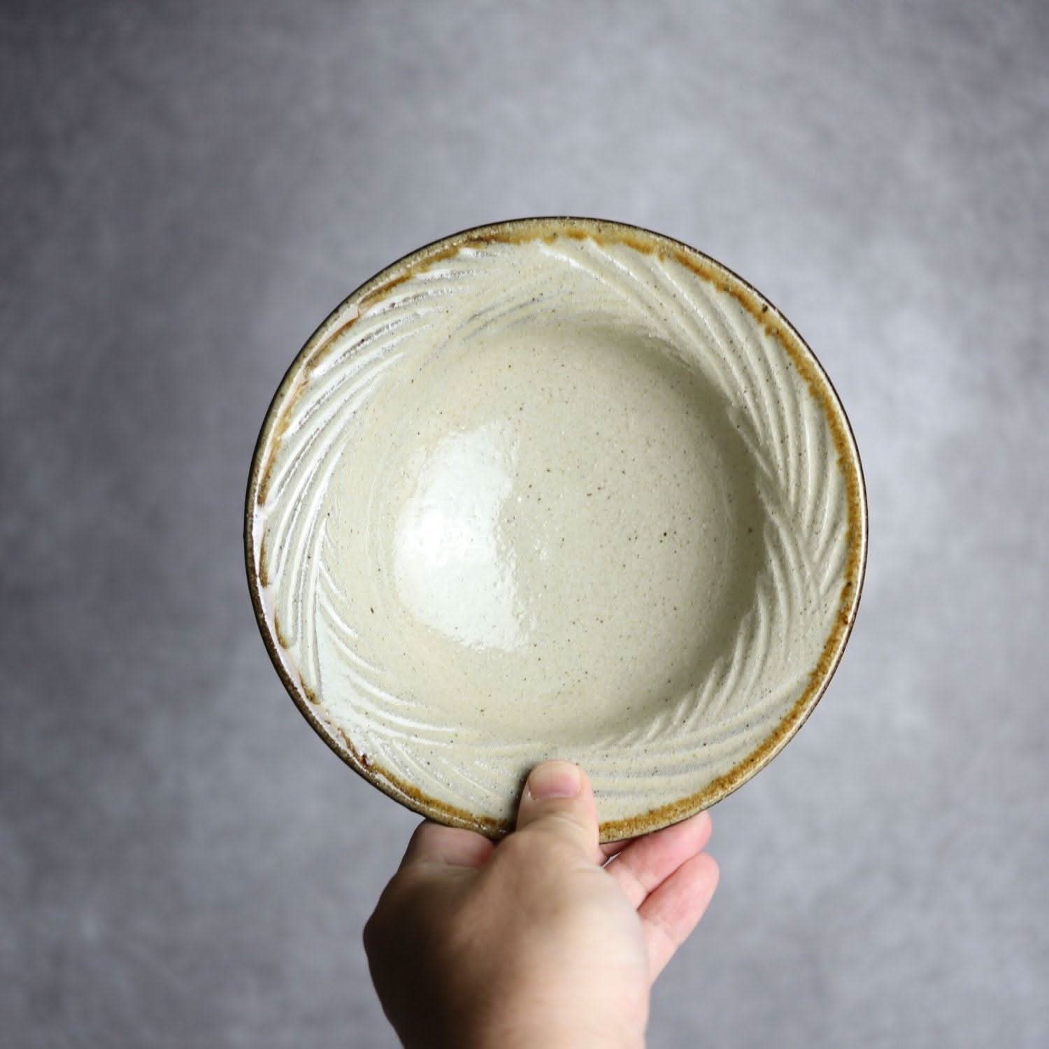 5.5寸リム鉢 シノギ 白 クバ紋やちむん 陶器 陶芸こまがた やちむん 陶器.