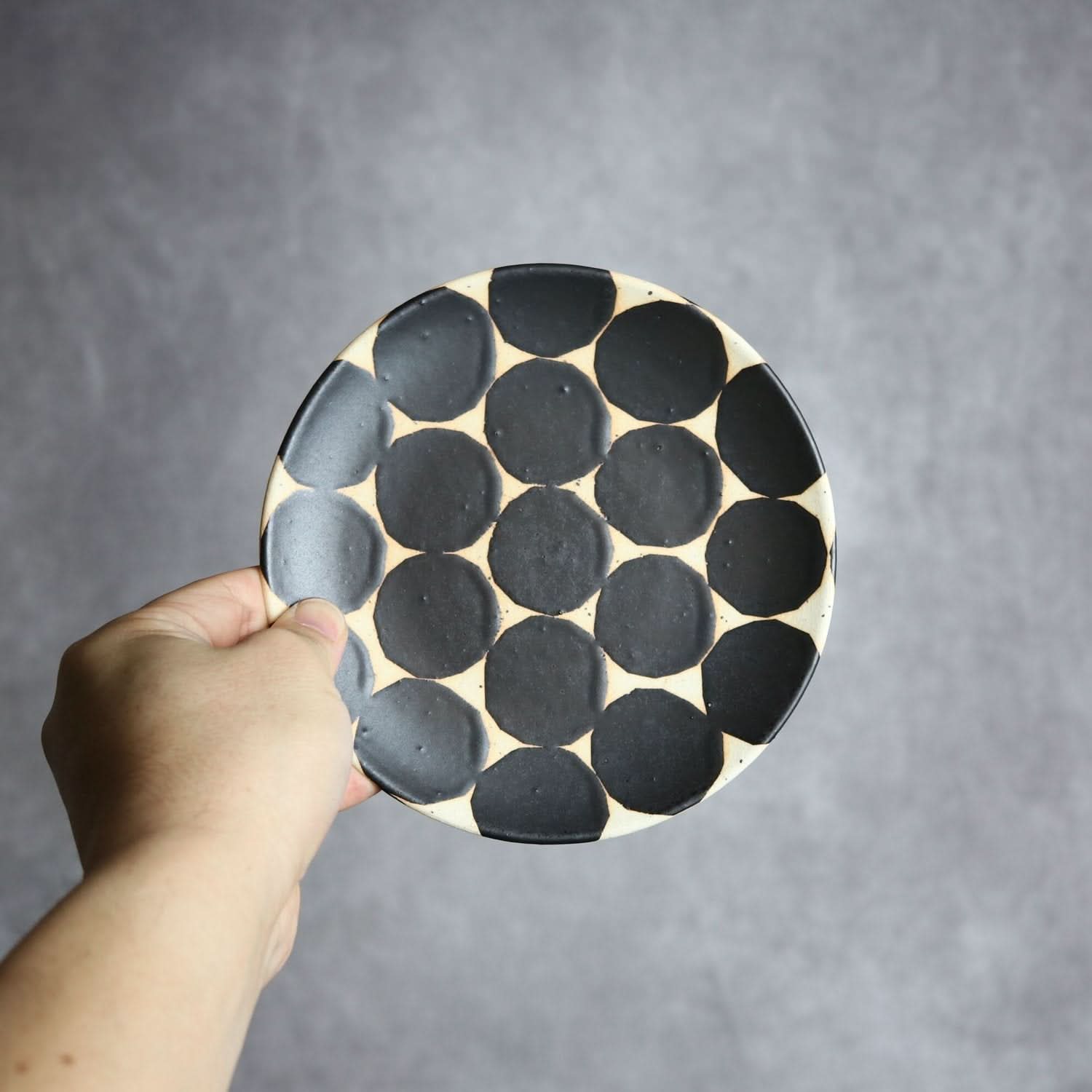 モノクロ皿 中 やちむん 陶器 陶factory509 やちむん 陶器.