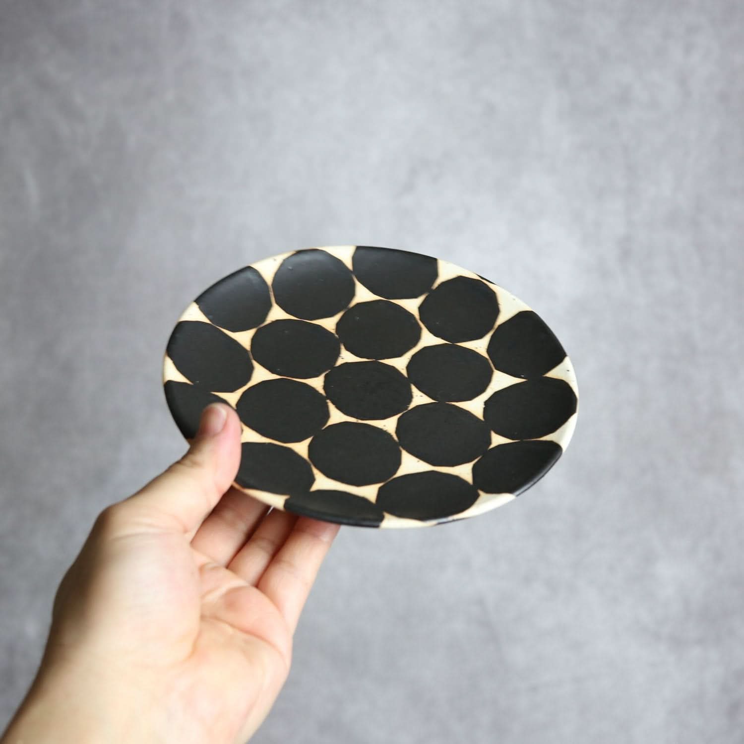 モノクロ皿 中 やちむん 陶器 陶factory509 やちむん 陶器.