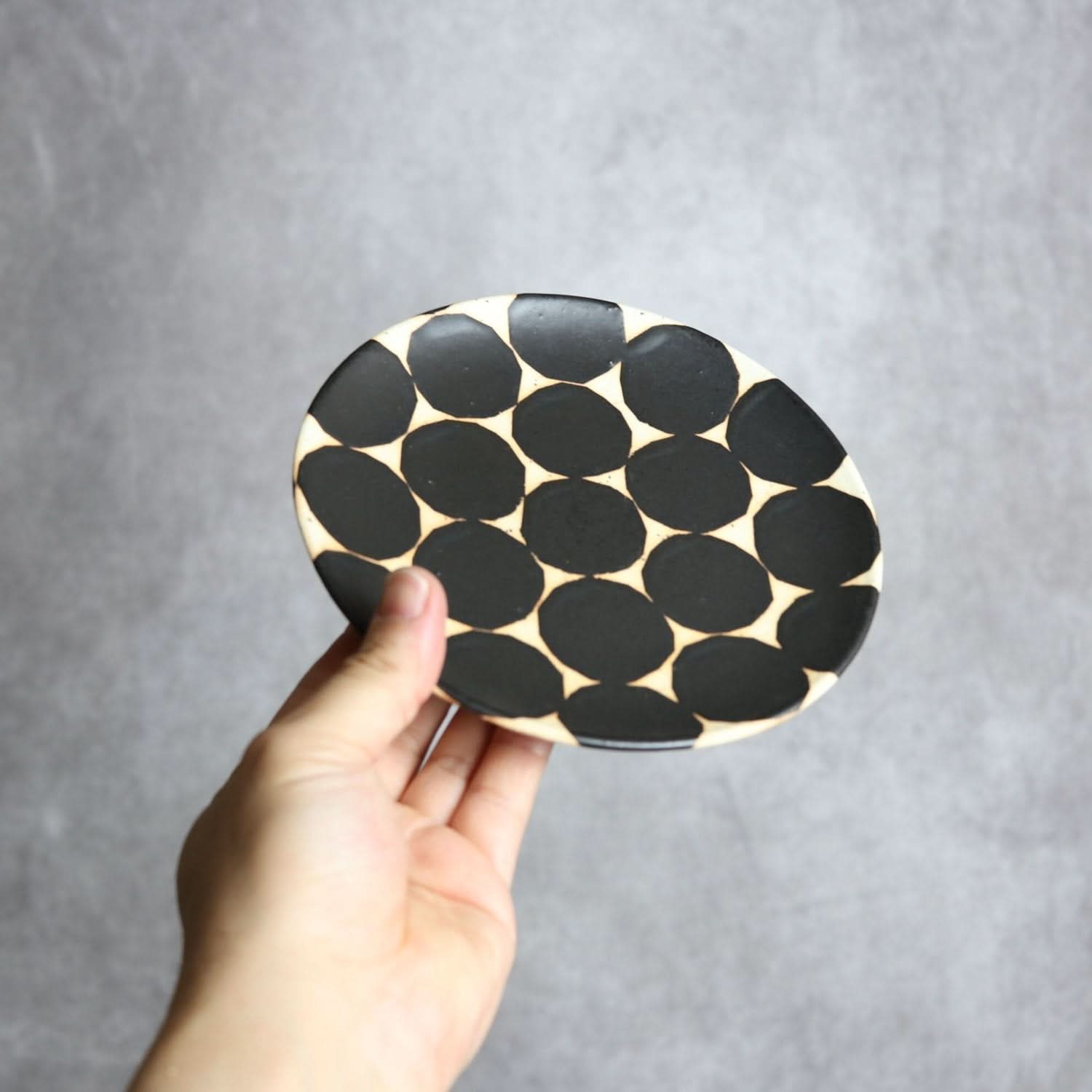 モノクロ皿 中 やちむん 陶器 陶factory509 やちむん 陶器.